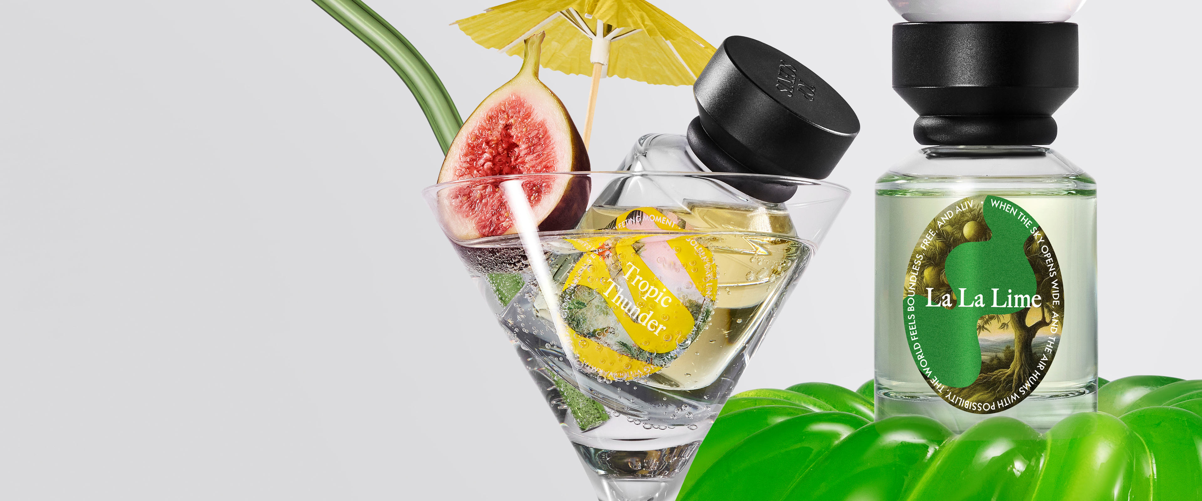 un verre contenant une boisson et un petit flacon