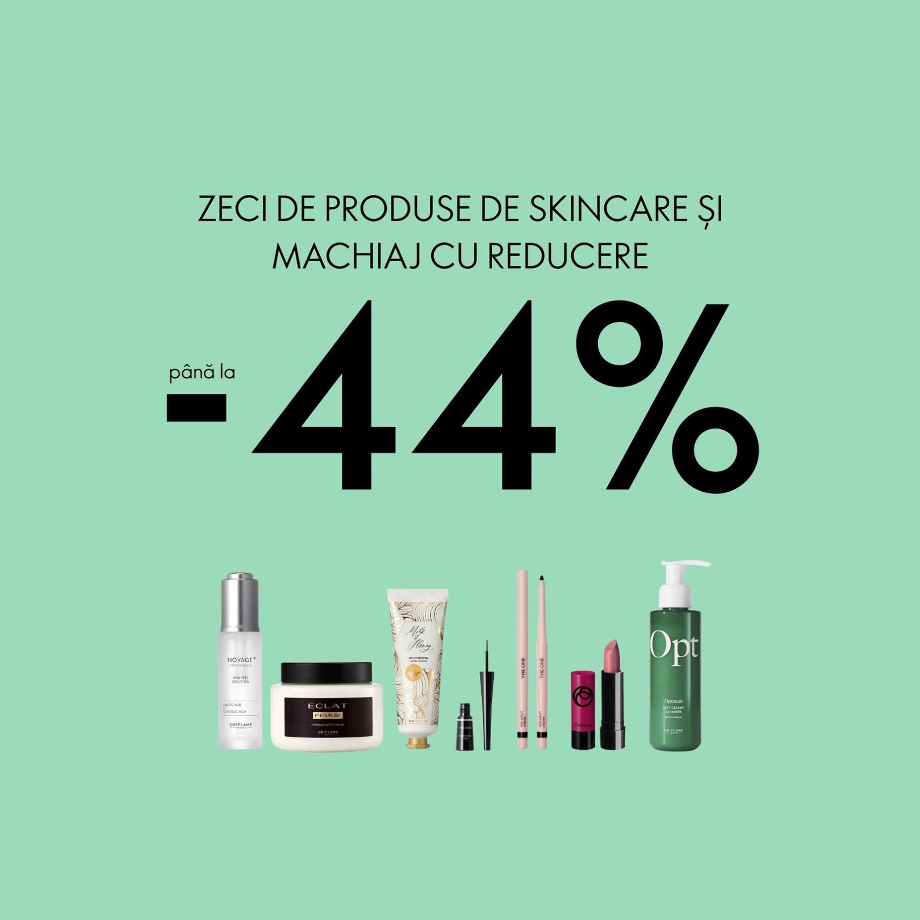 un grup de produse cosmetice pe un fundal verde