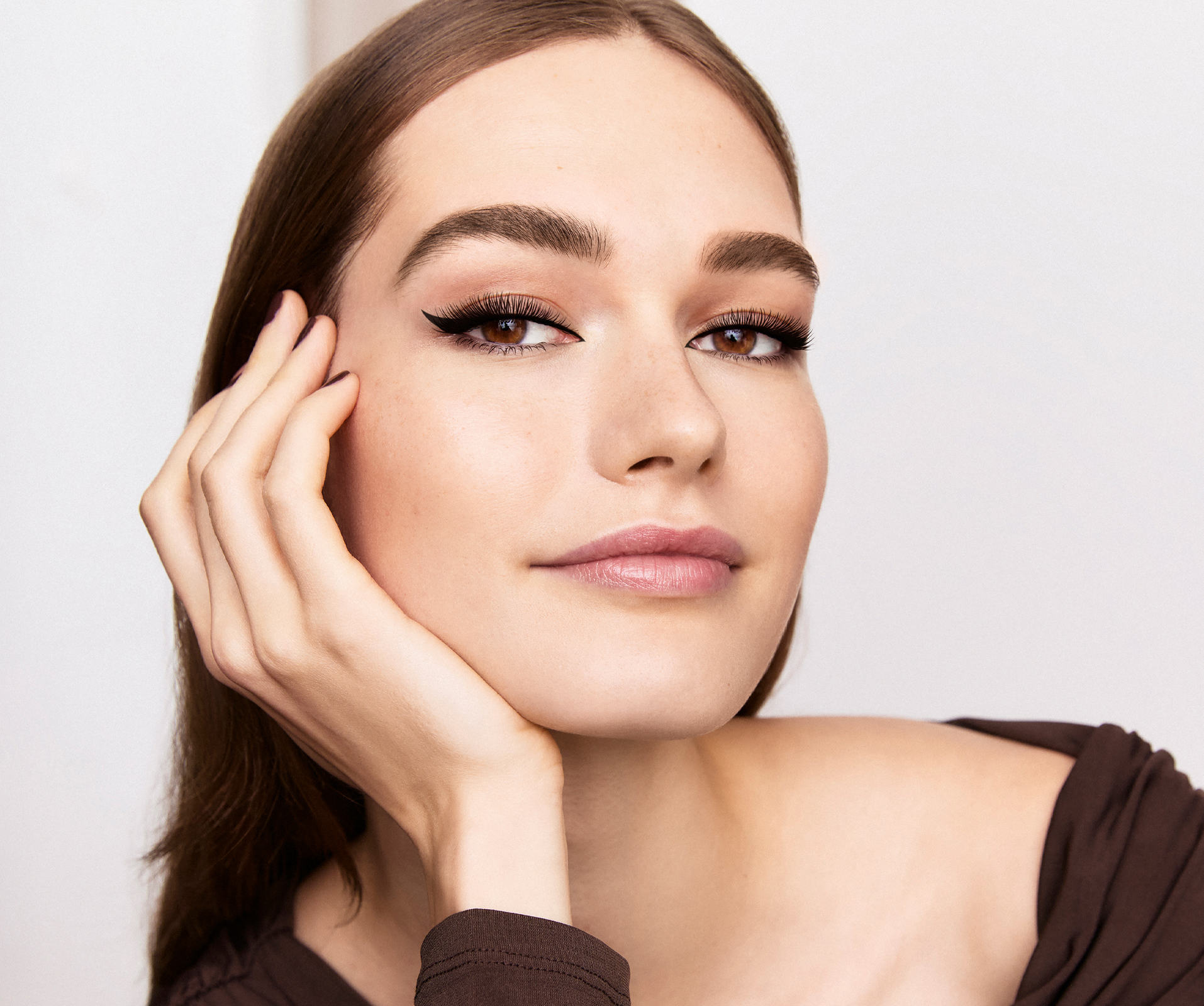 une femme avec la main sur le visage