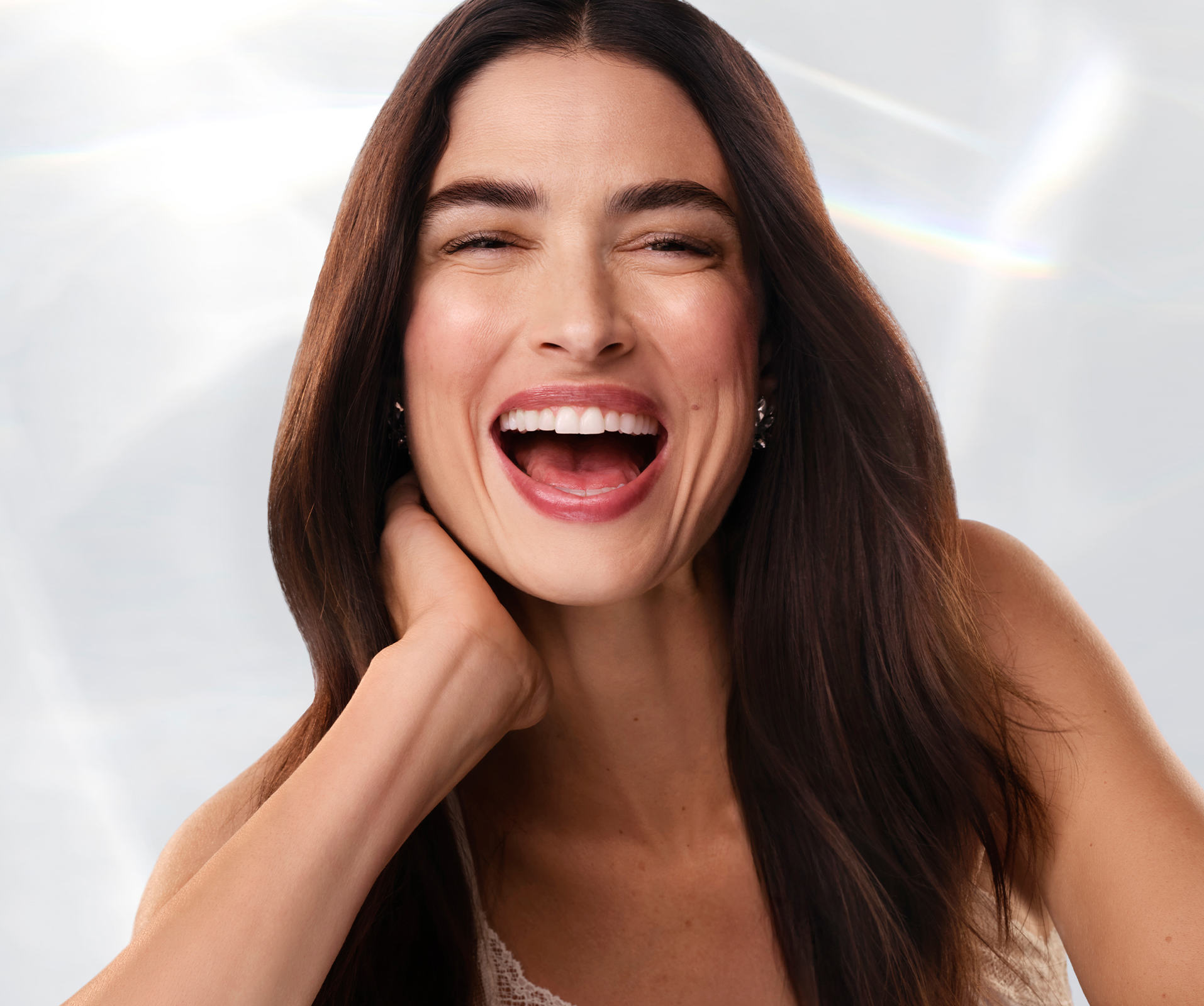 une femme aux cheveux longs en train de rire