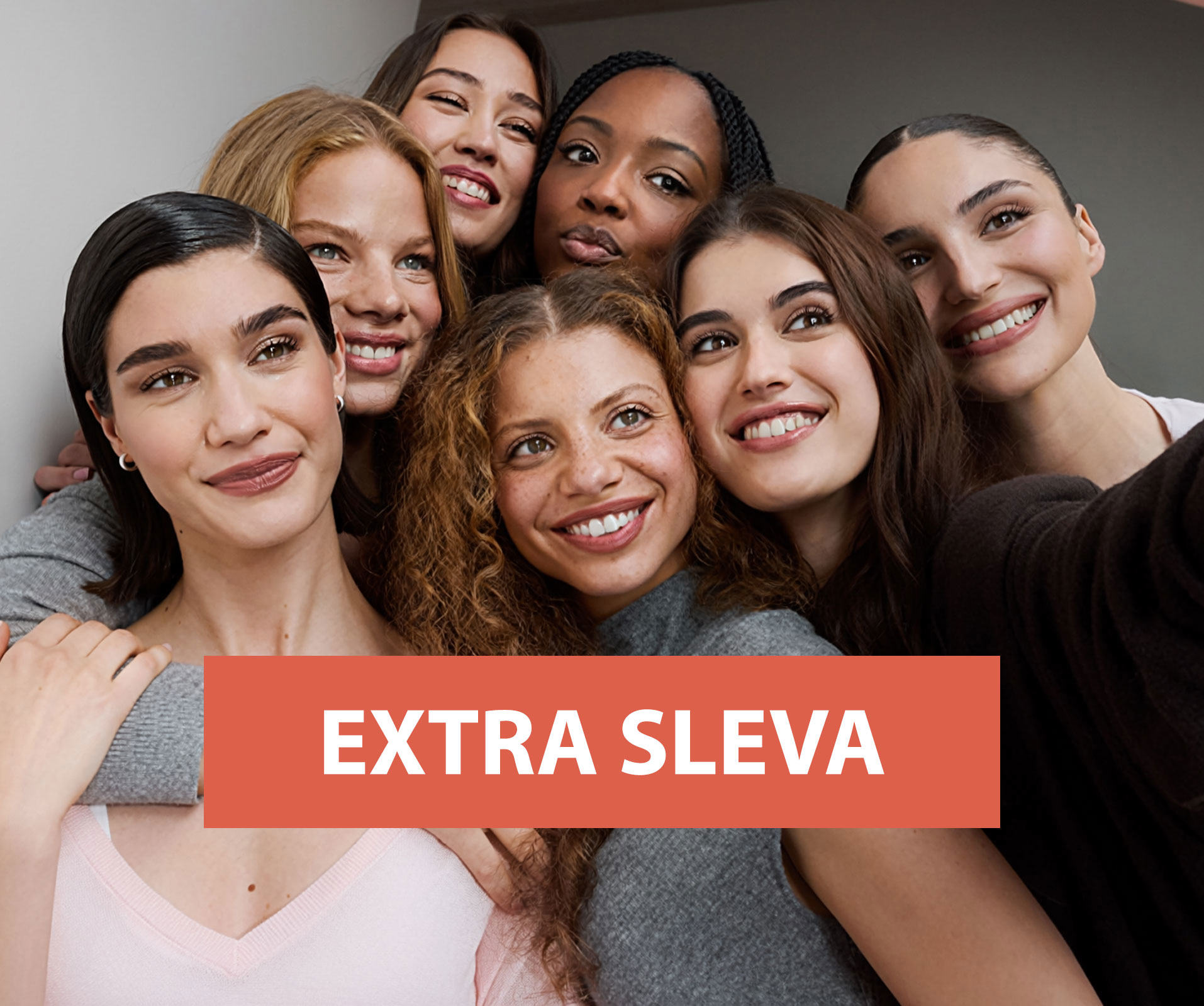 skupina žen pózujících pro selfie
