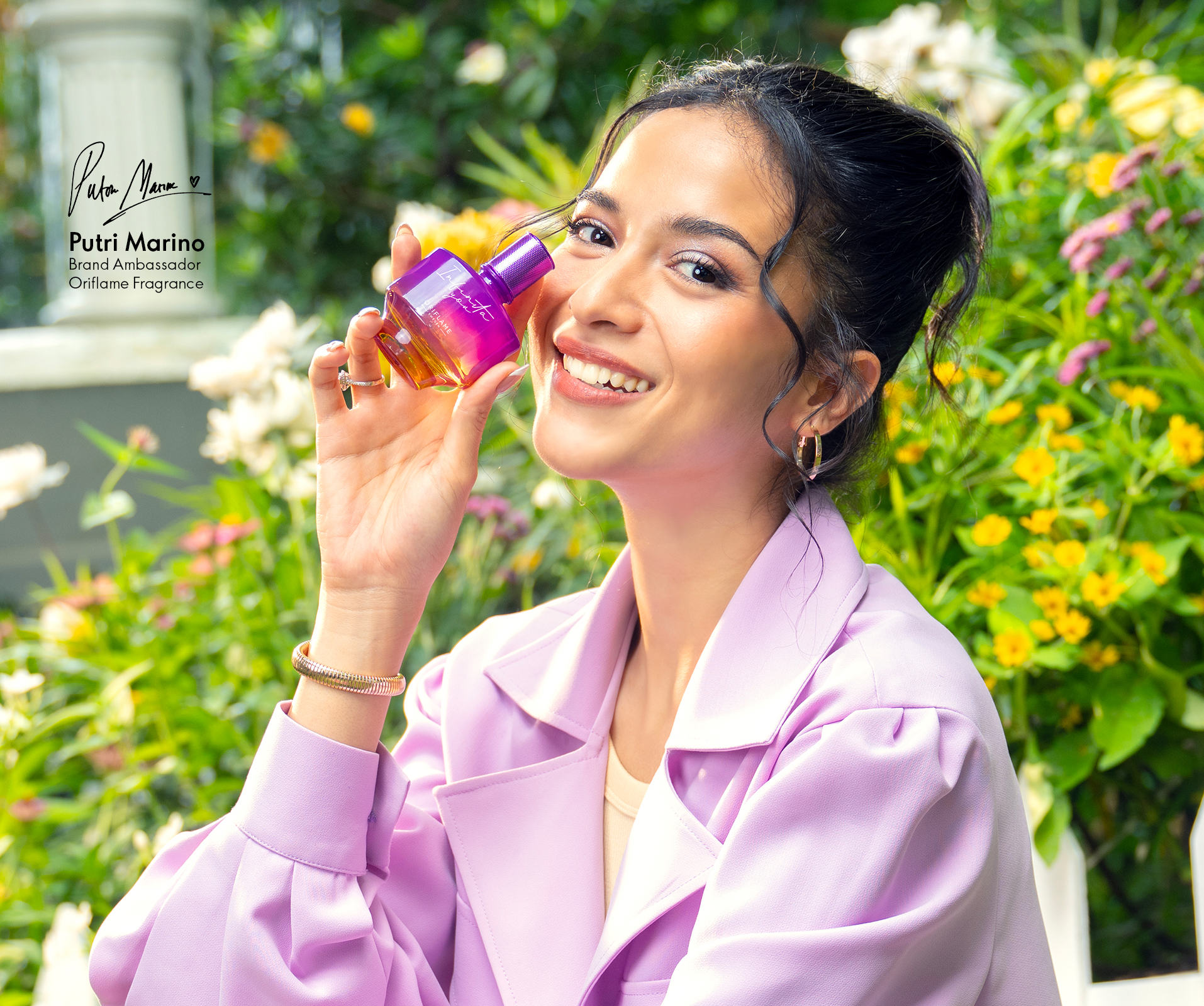 seorang wanita yang memegang sebotol parfum