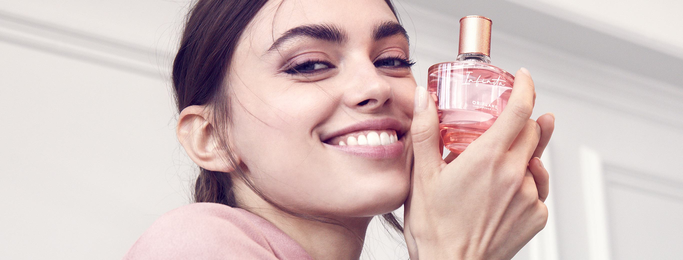 https://media-cdn.oriflame.com/contentImage?externalMediaId=d19f3a85-8098-457b-b901-f70ec689e8a6&name=infinita_brand_page&inputFormat=PNG