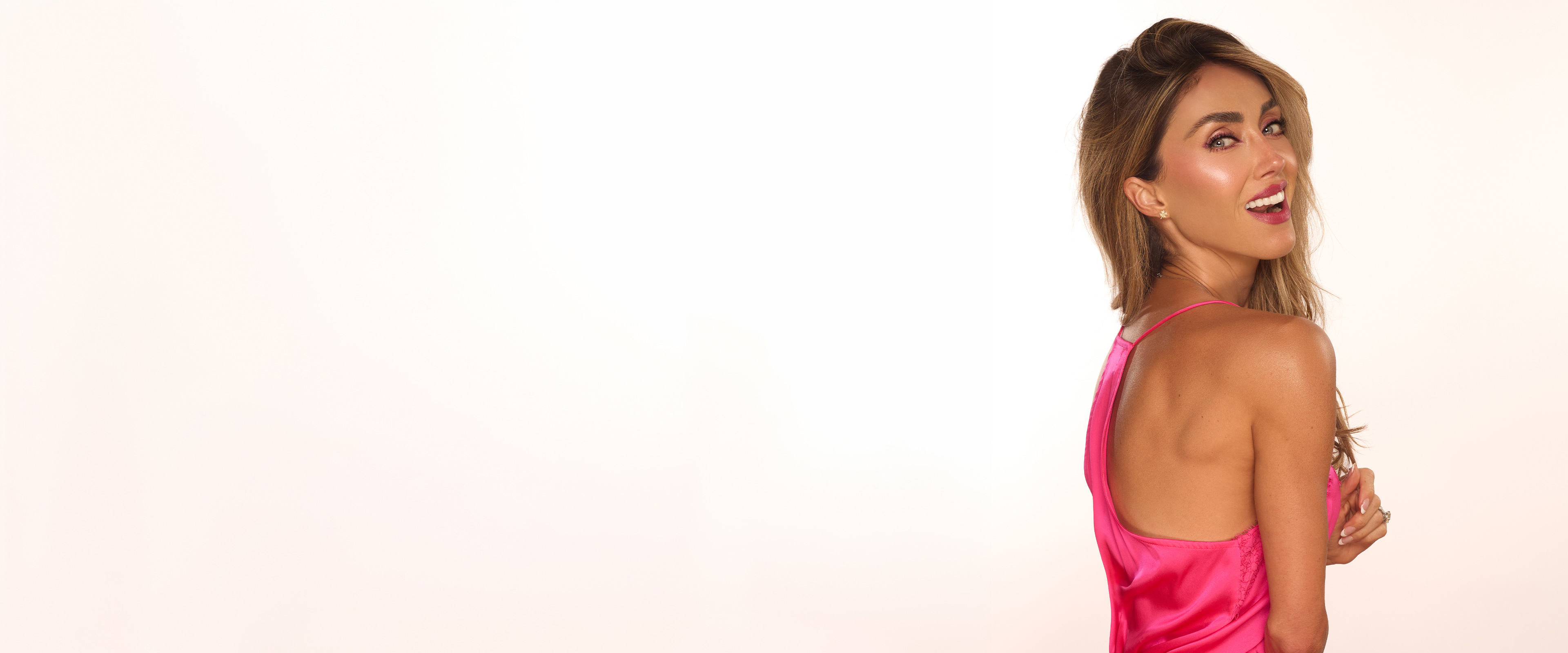 una mujer con una camiseta rosa