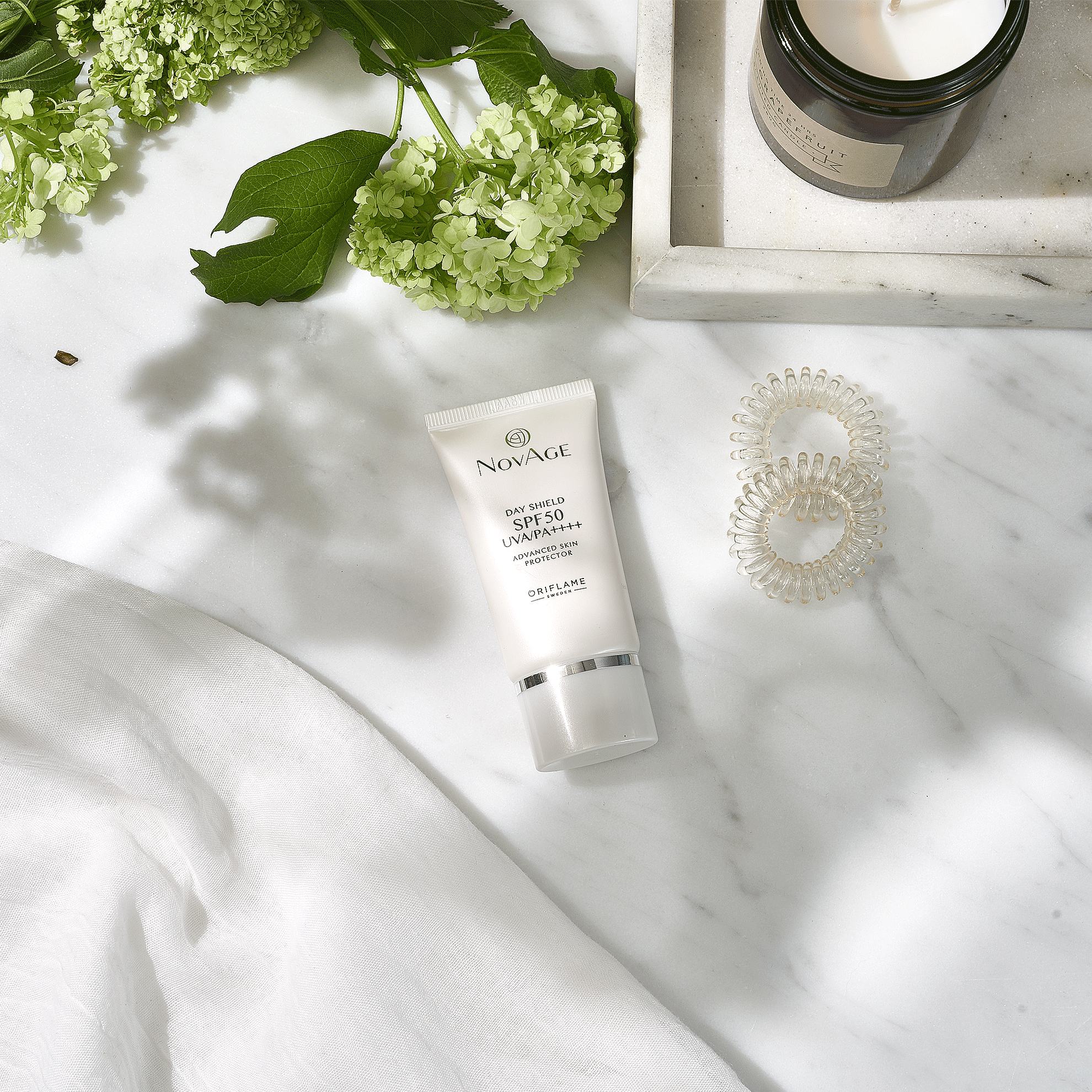 մի խումբ առարկաներ մարմարե մակերեսի վրա