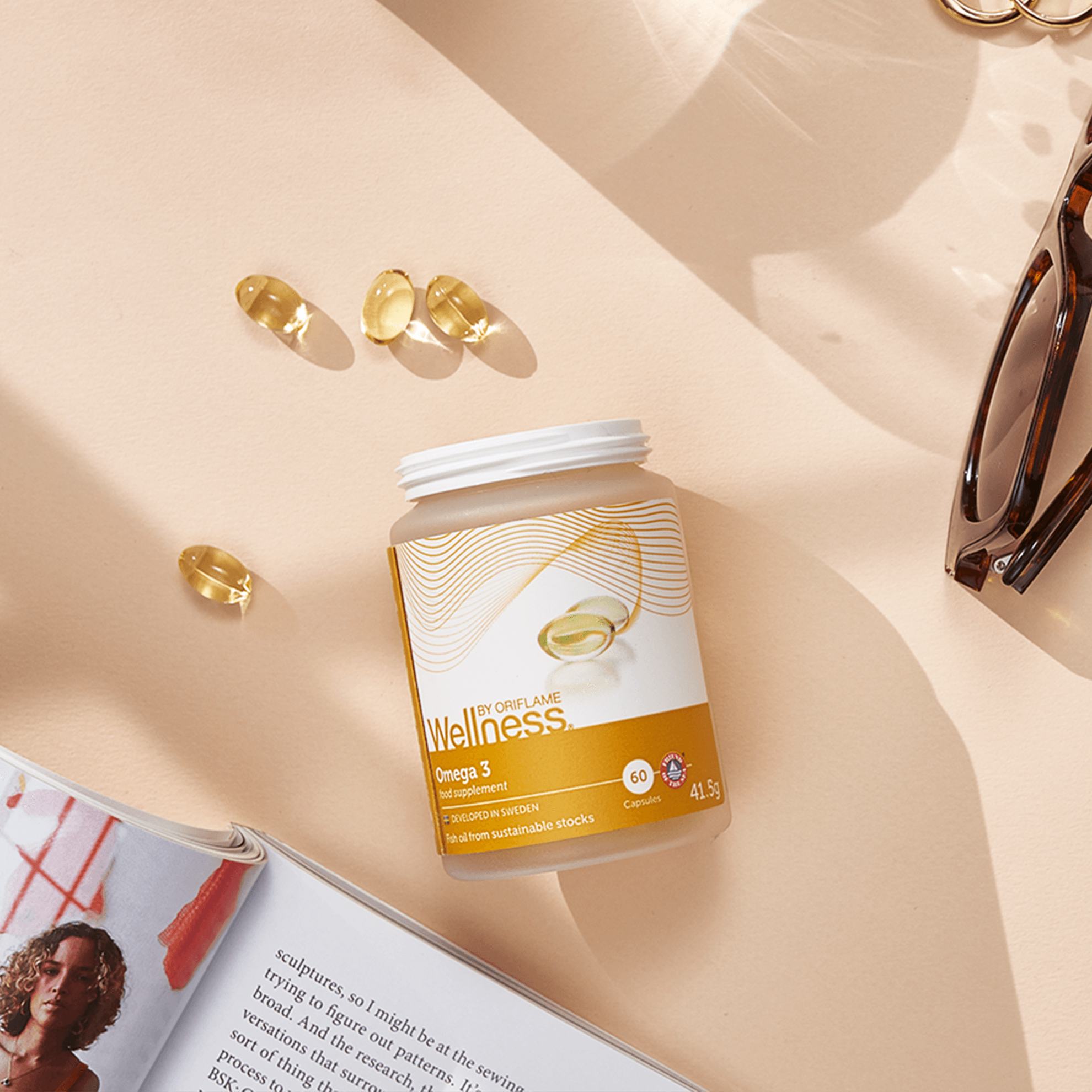 um frasco de vitaminas e óculos de sol