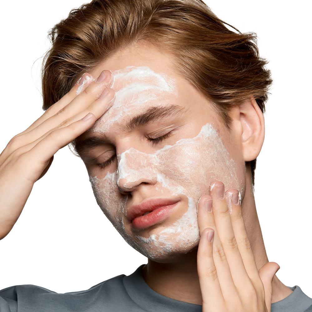 muž s bílou pěnou na obličeji