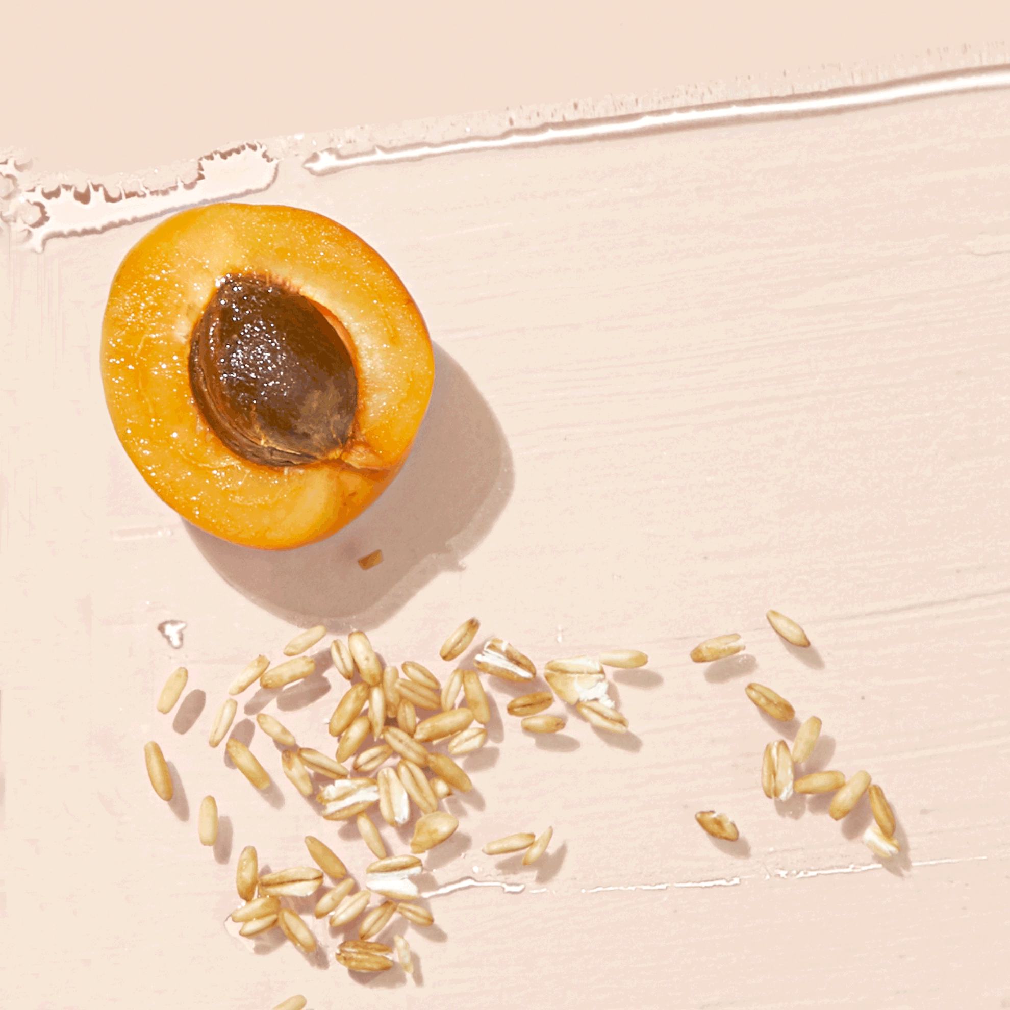 en halv frukt ved siden av korn