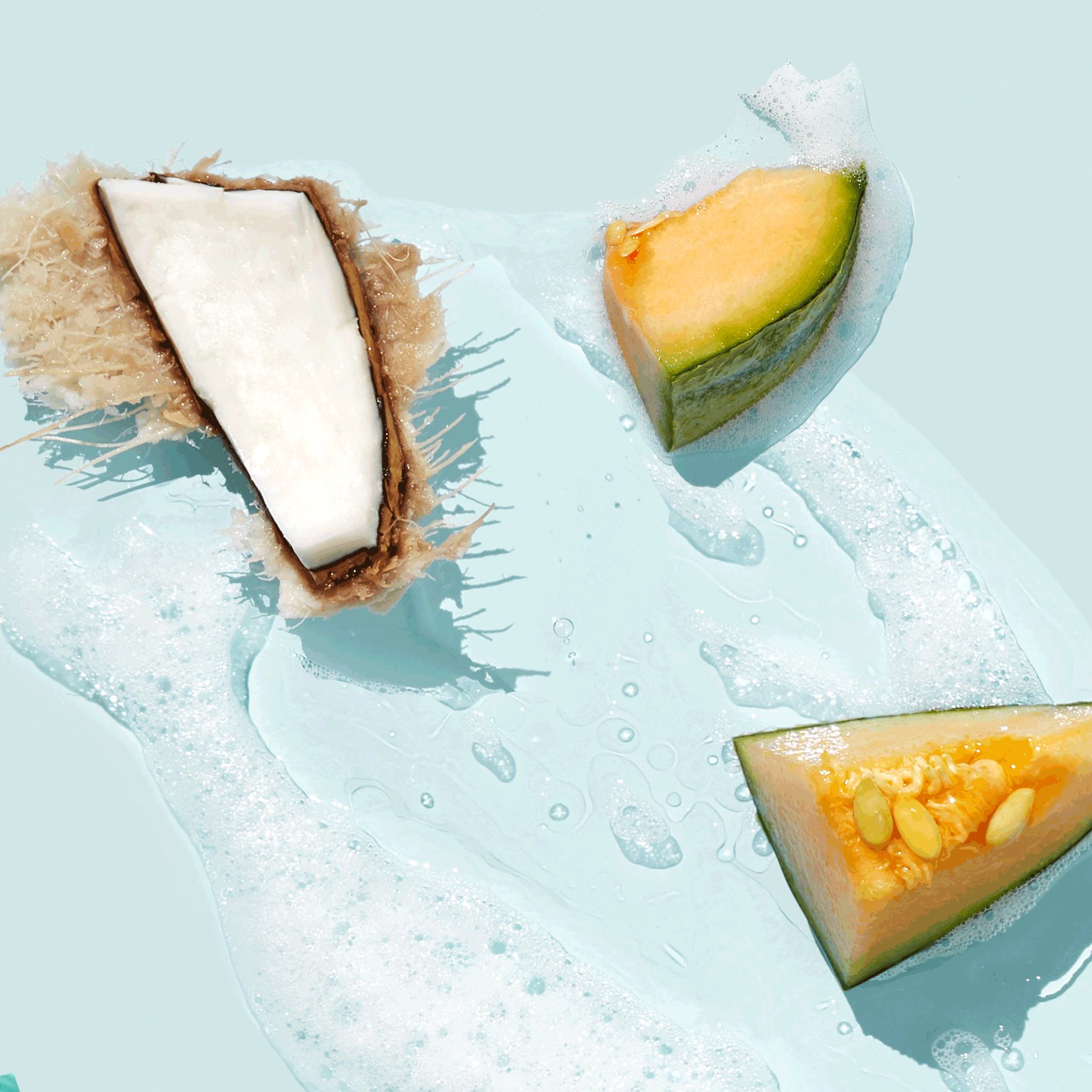 Un grupo de rodajas de fruta en agua jabonosa.