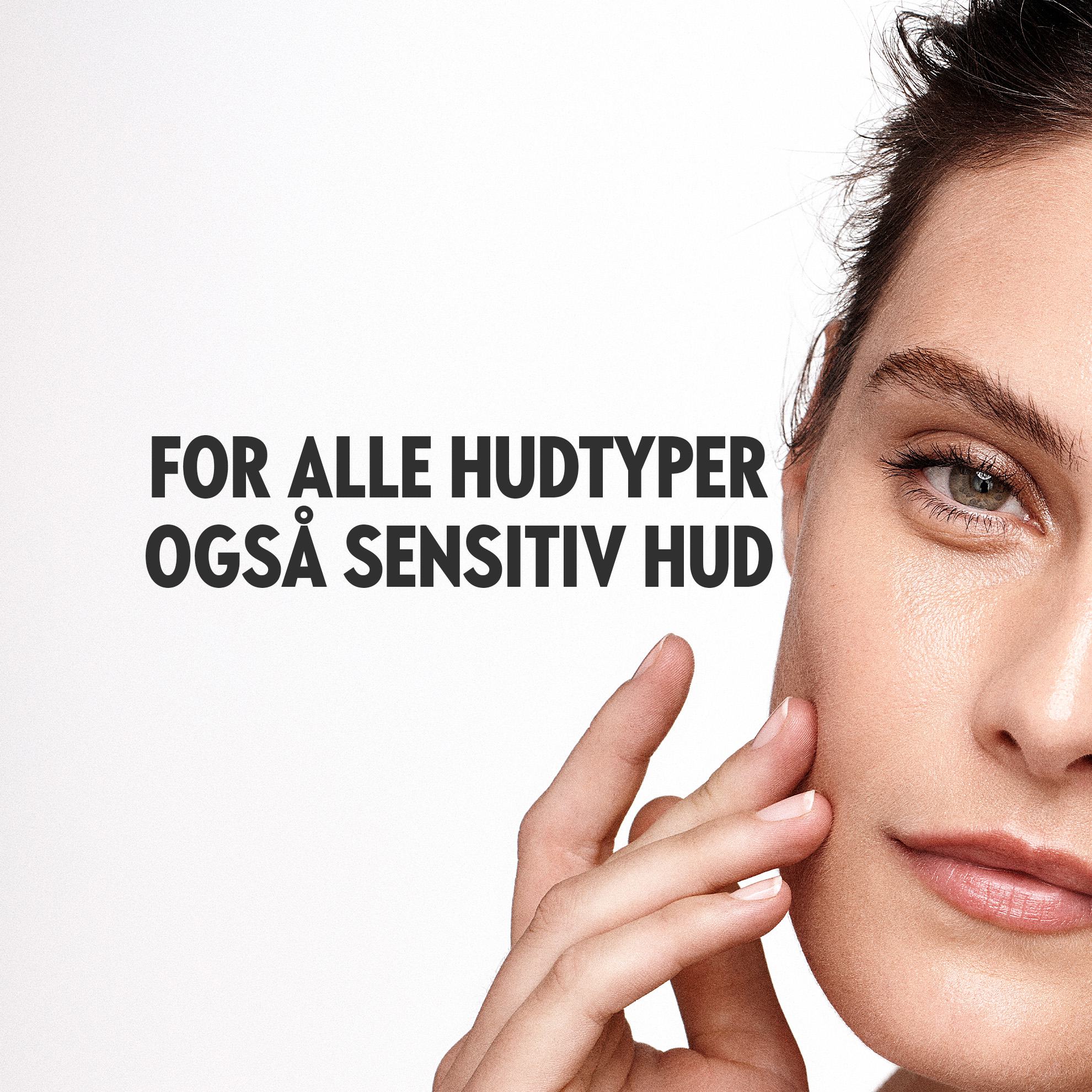 en kvinne med hånden på ansiktet