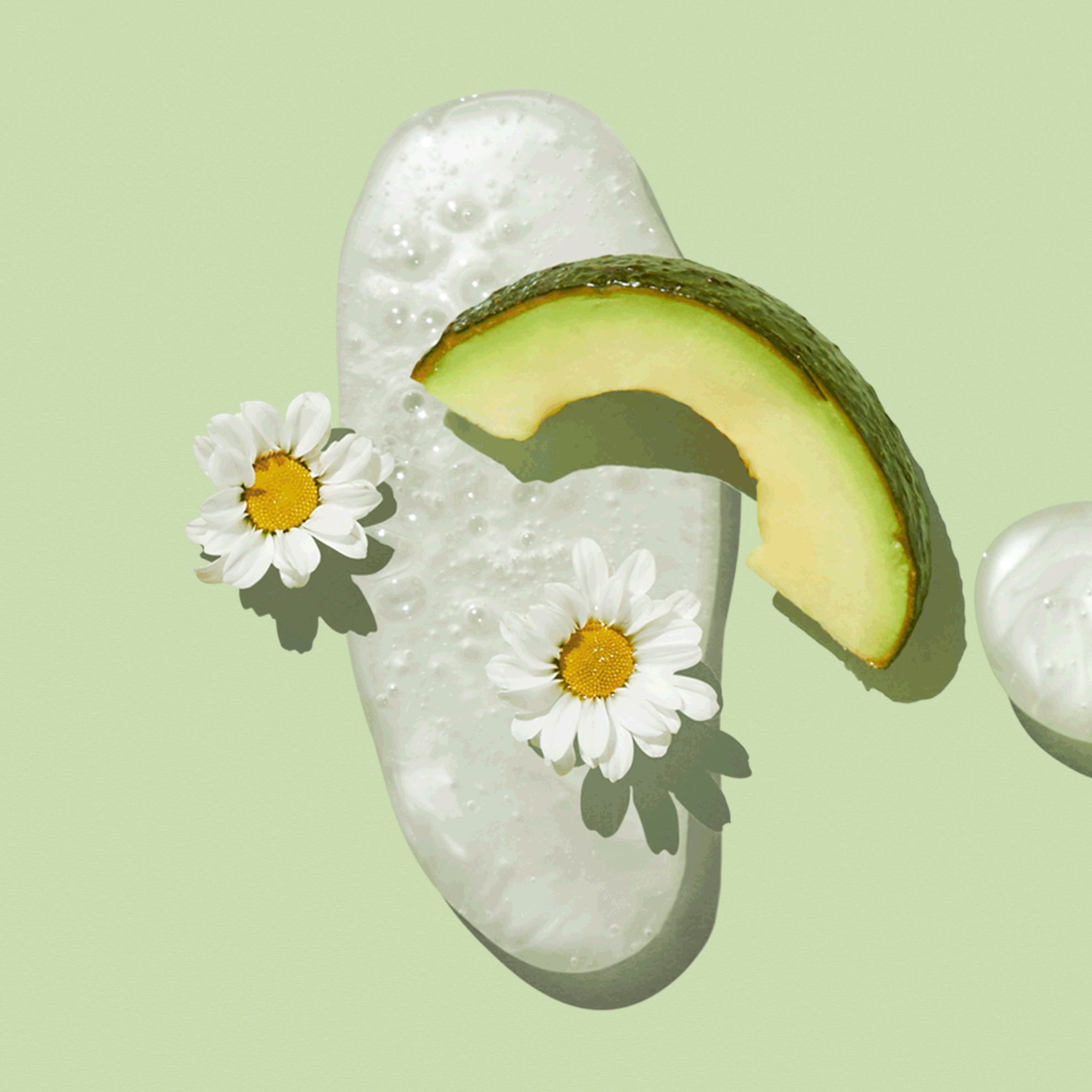 un lichid alb cu flori și o felie de avocado