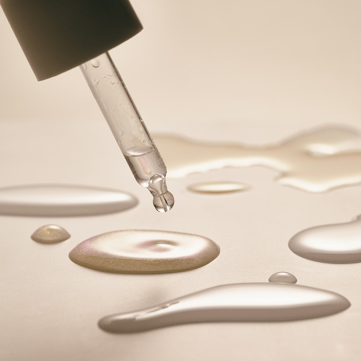 o pipetă care picură lichid într-o pipetă