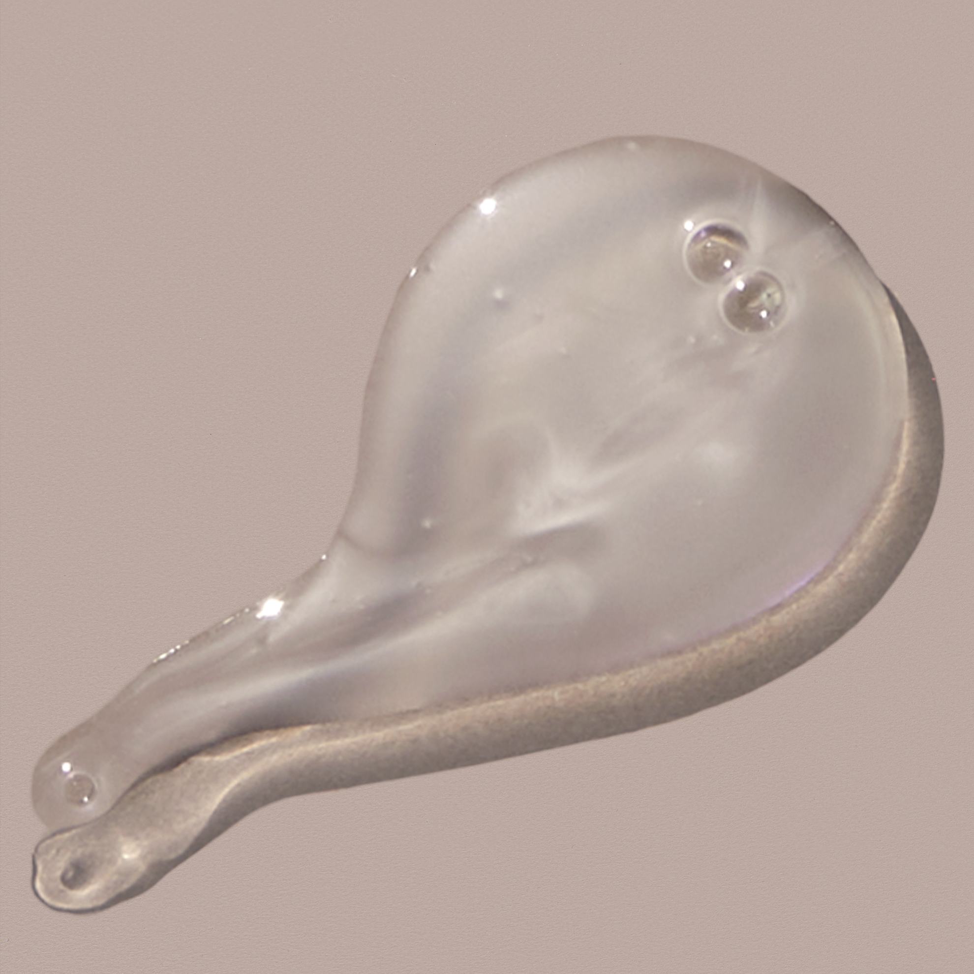 läbipaistev vedelik mullidega