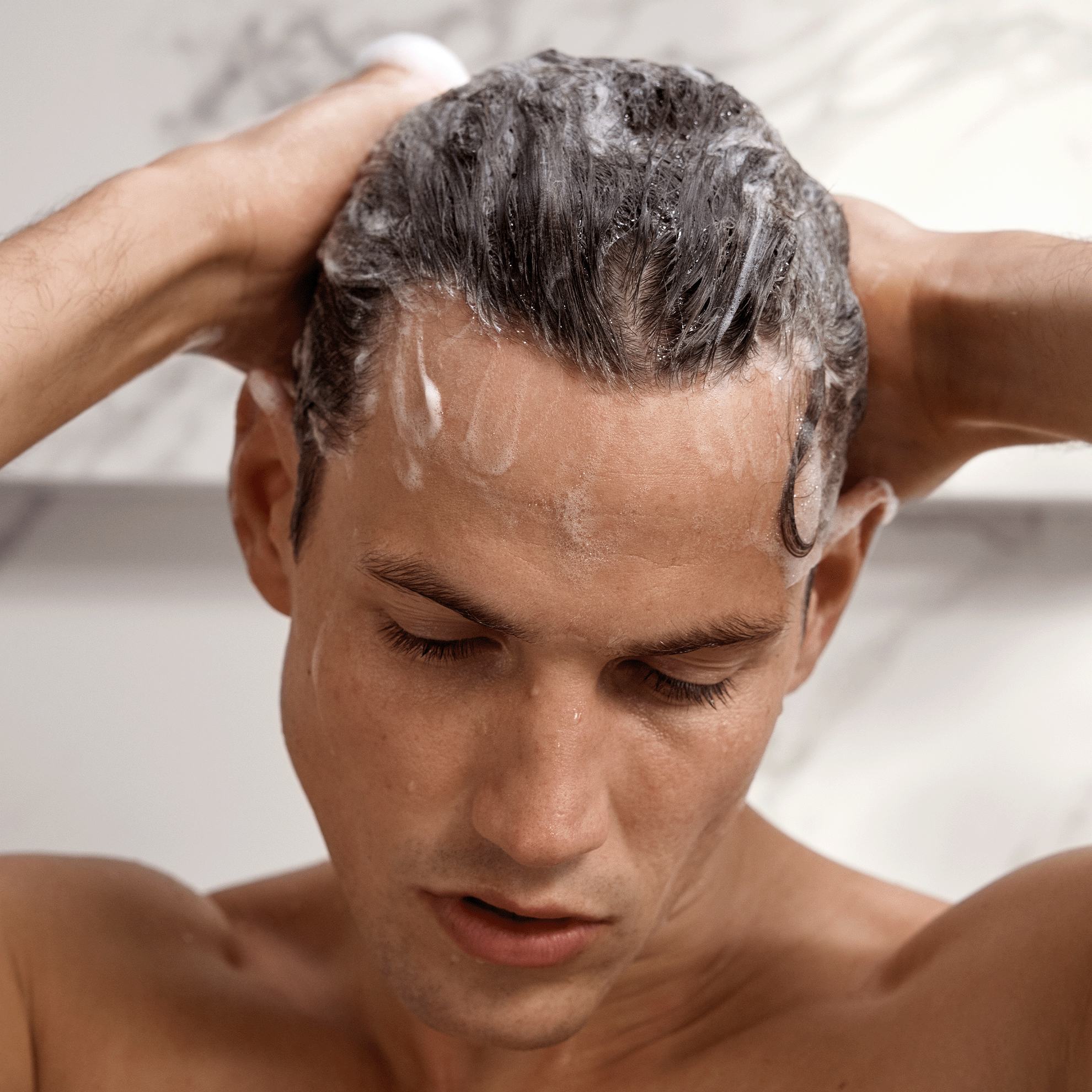 un homme se lavant les cheveux