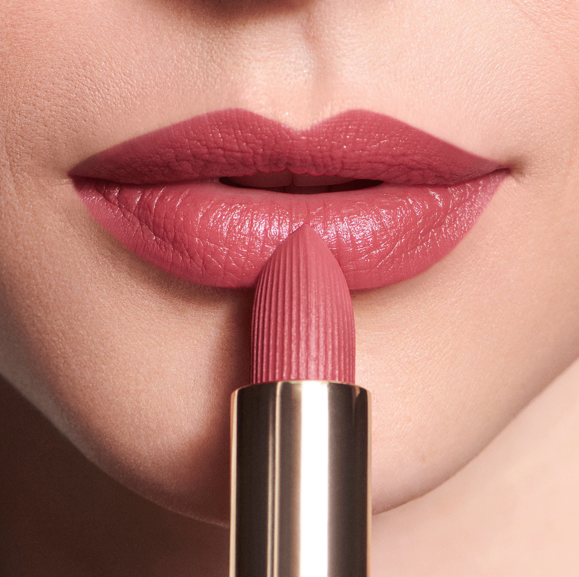 կնոջ շուրթերի մոտիկից