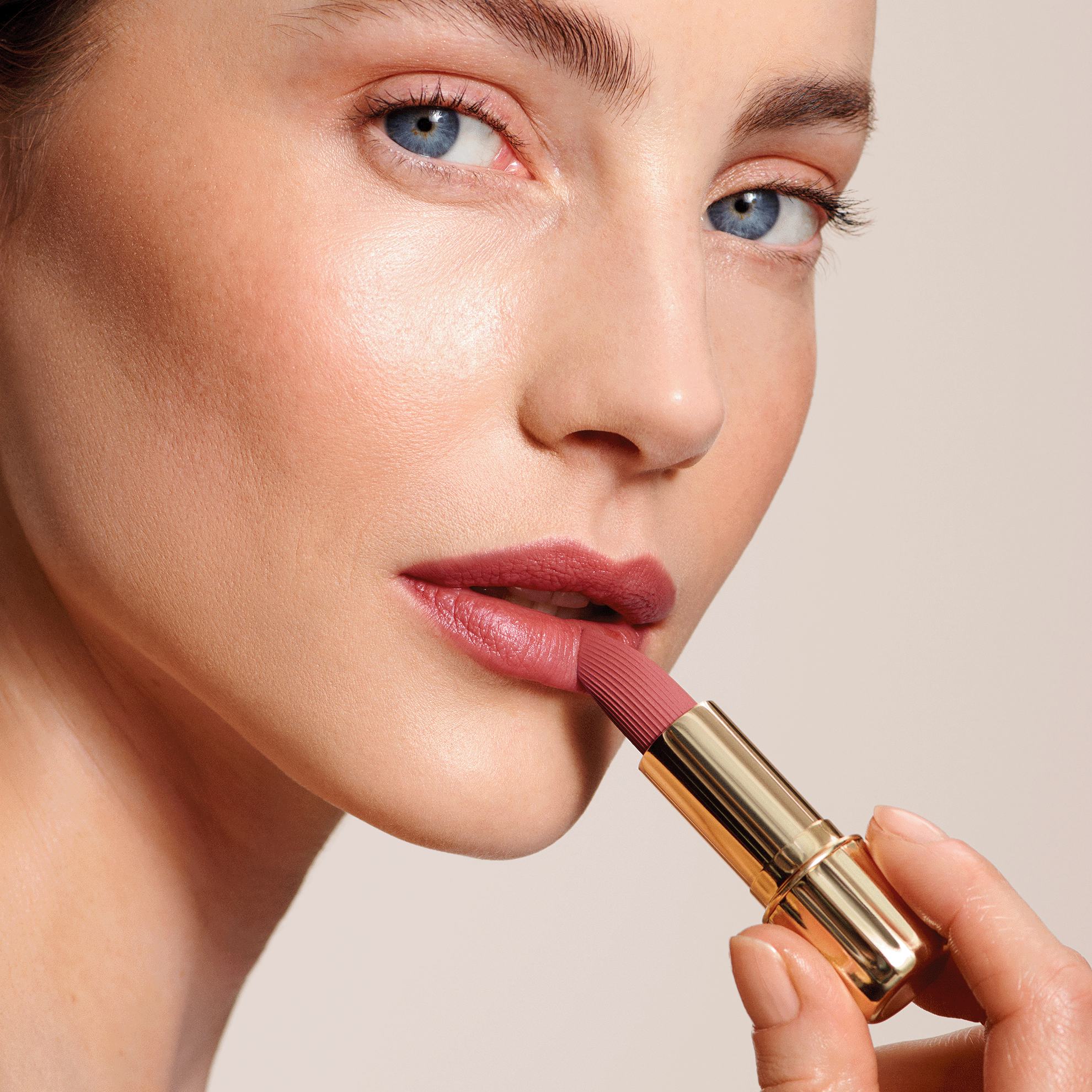 pomada qoymuş bir qadın