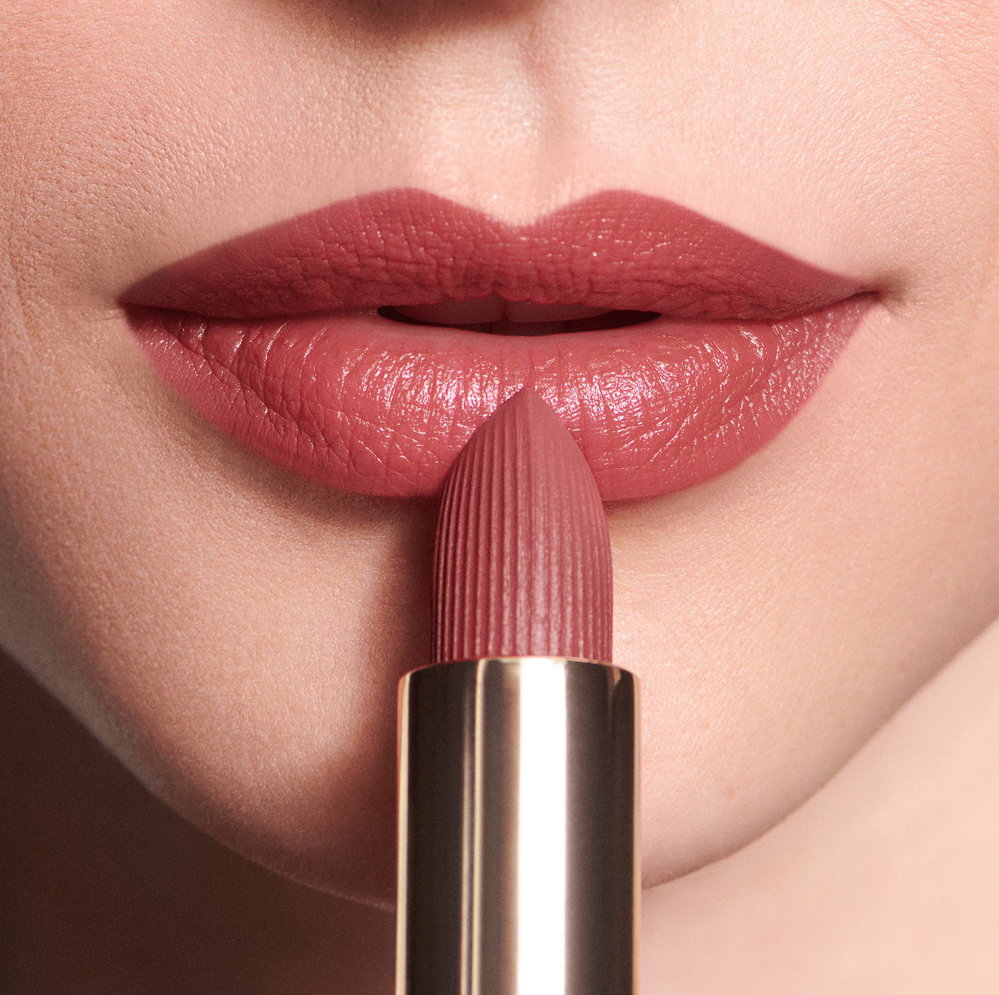 qadının dodaqlarının yaxından görünüşü