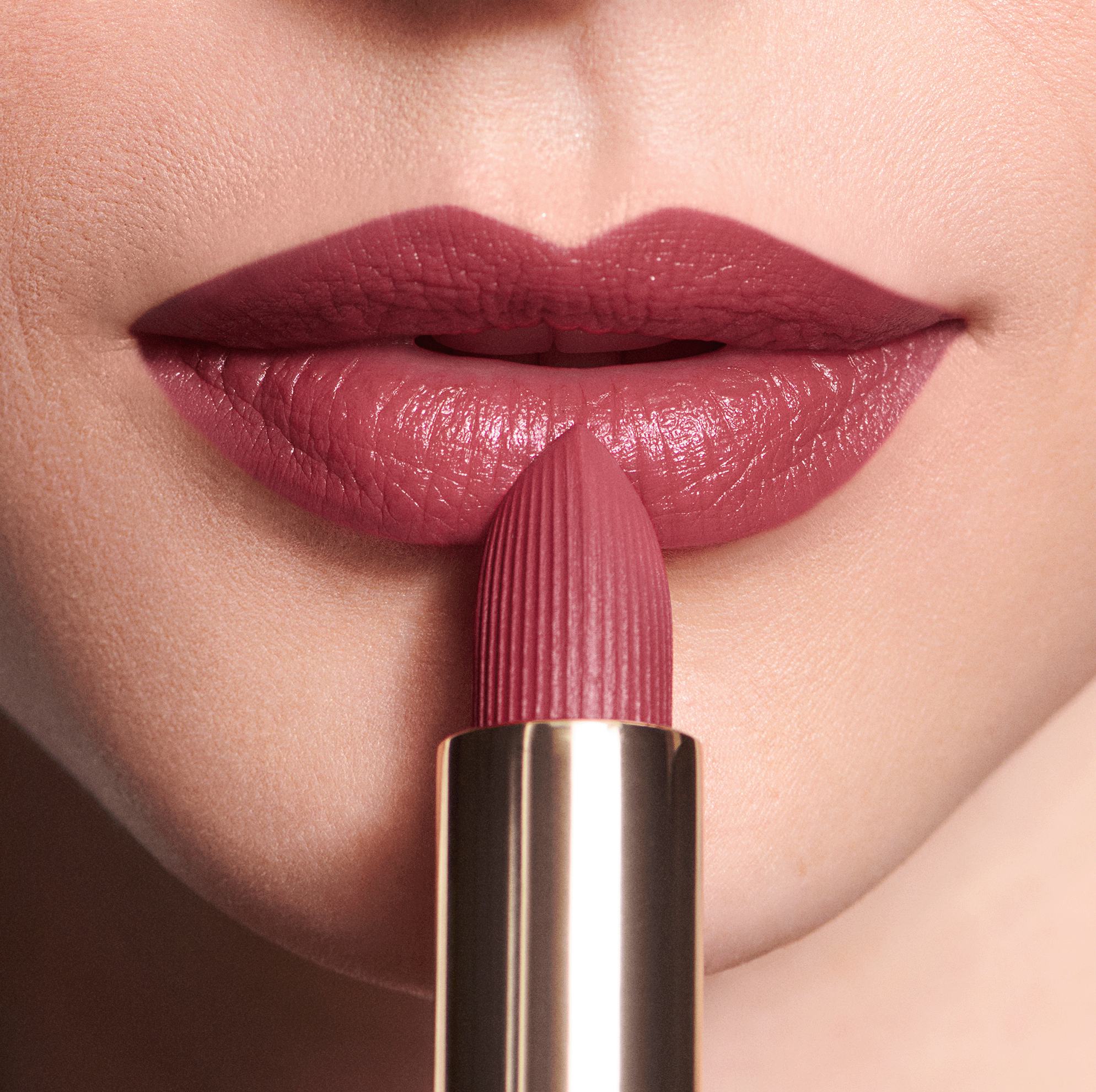 un prim-plan al buzelor unei femei