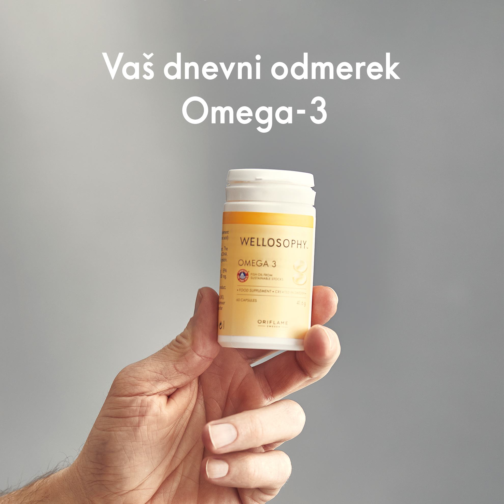 roka, ki drži stekleničko omega-3
