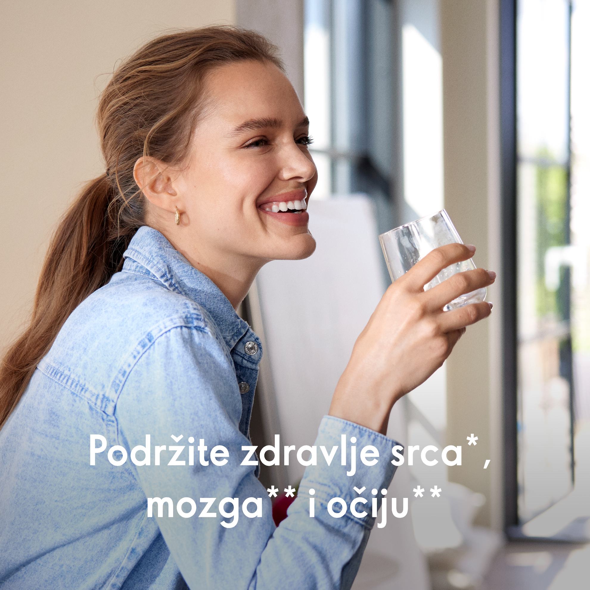 žena koja drži čašu