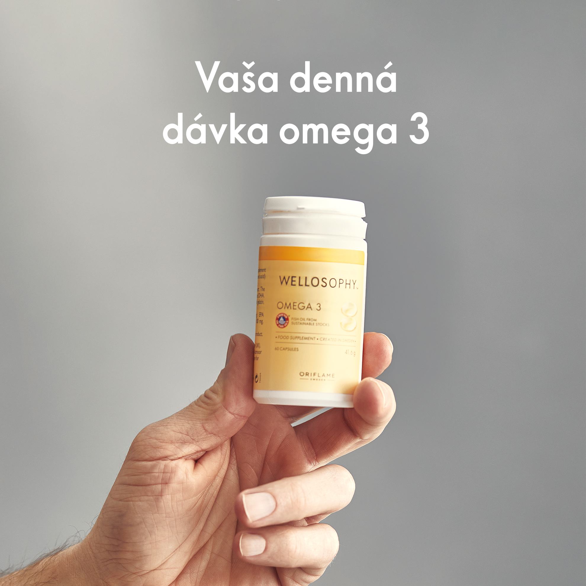 ruka držiaca fľašu omega 3