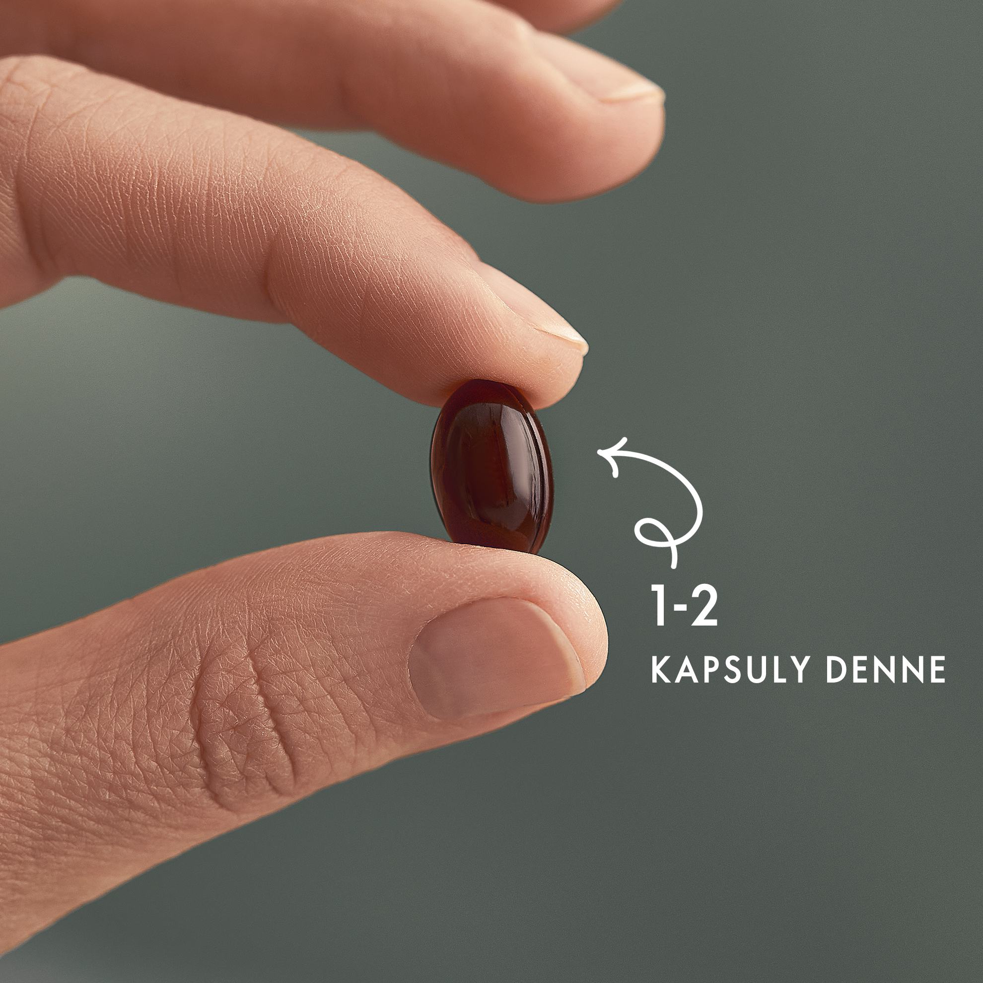 osoba držiaca tabletku