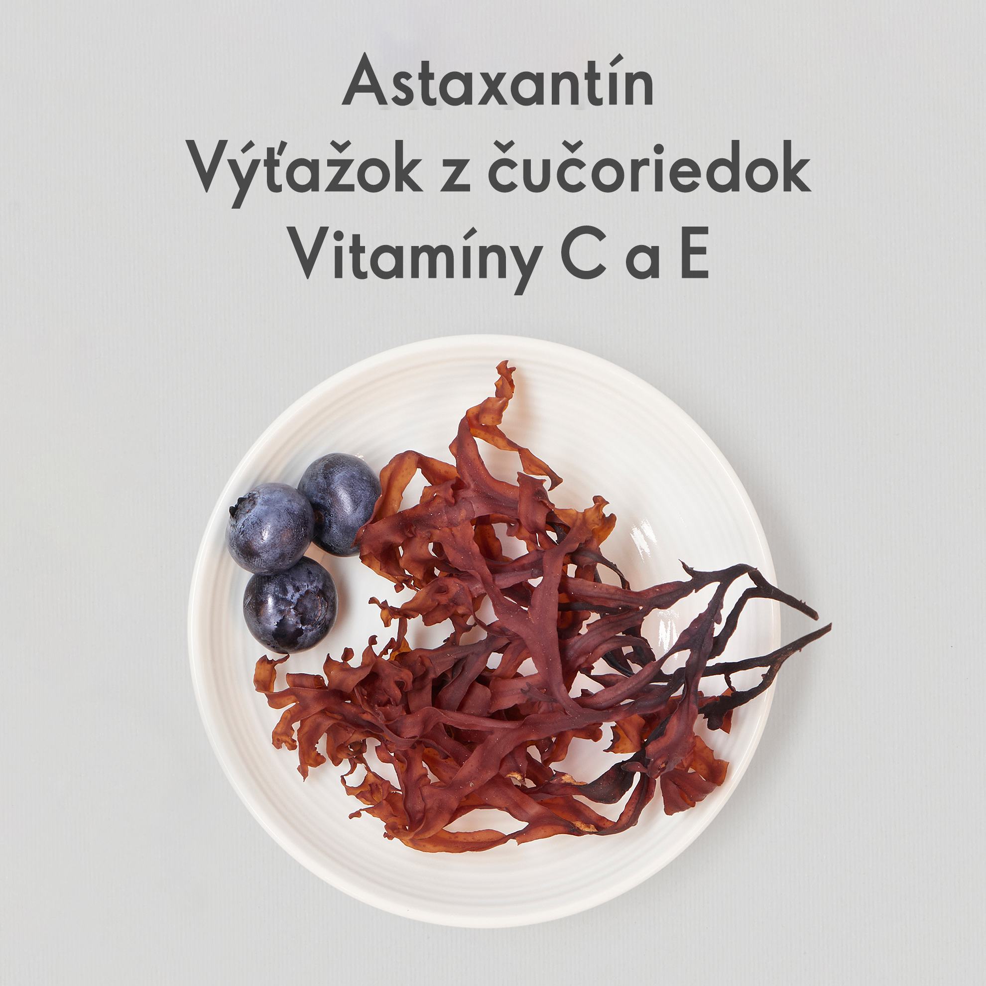 tanier s jedlom s čučoriedkami a bielym pozadím