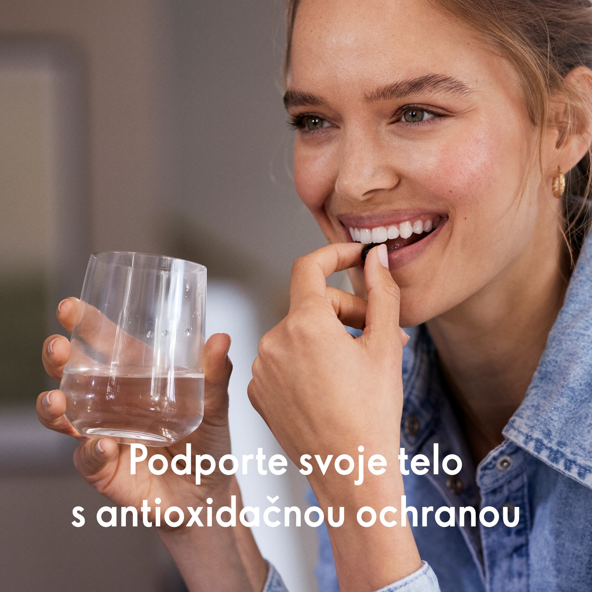 žena držiaca pohár vody a tabletku