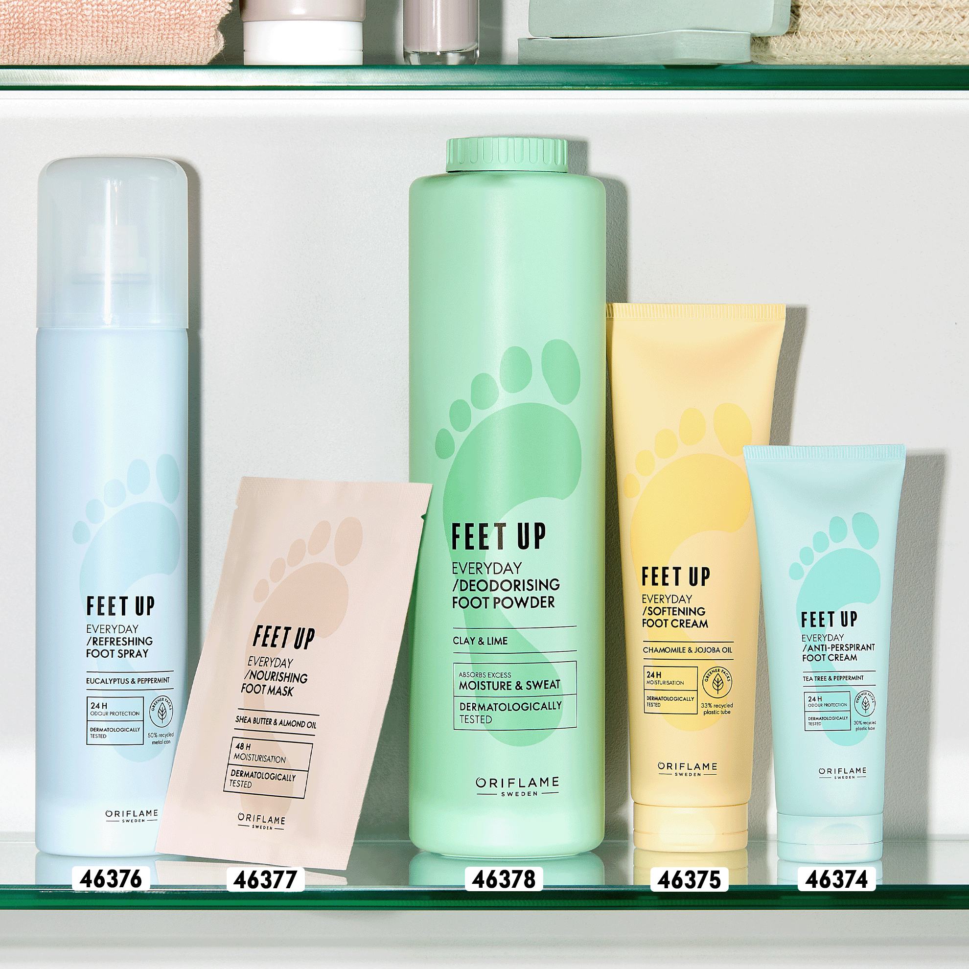 šampūnų ir losjonų buteliukų grupė ant lentynos