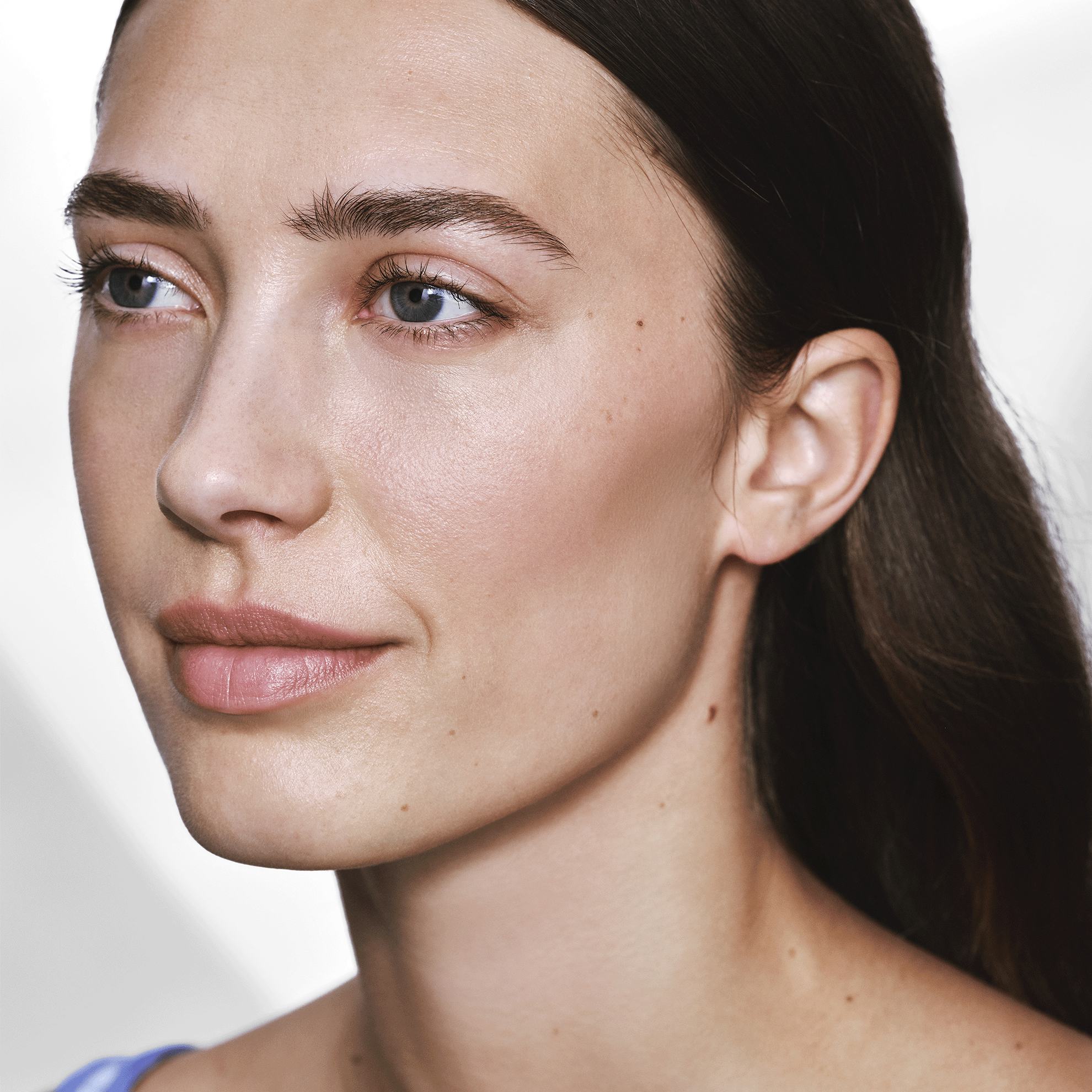 sieviete ar gariem matiem un zilām acīm