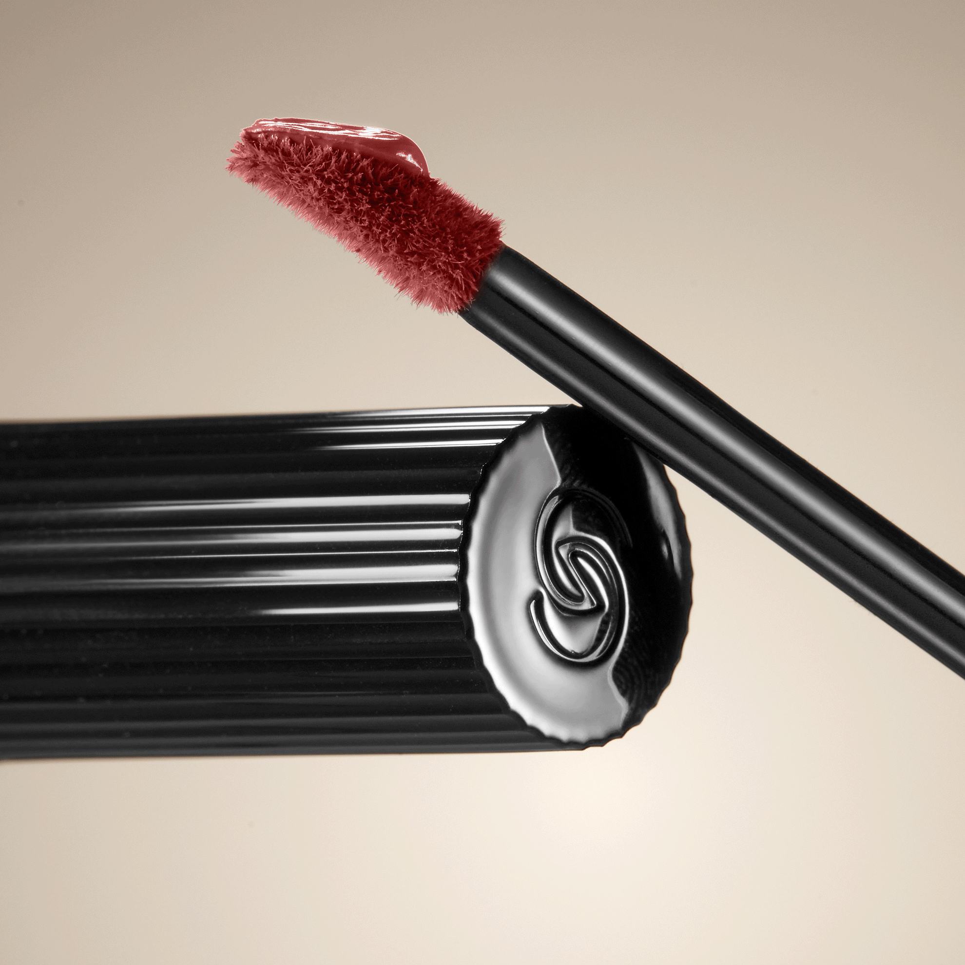 un primer plano de un pincel de labios