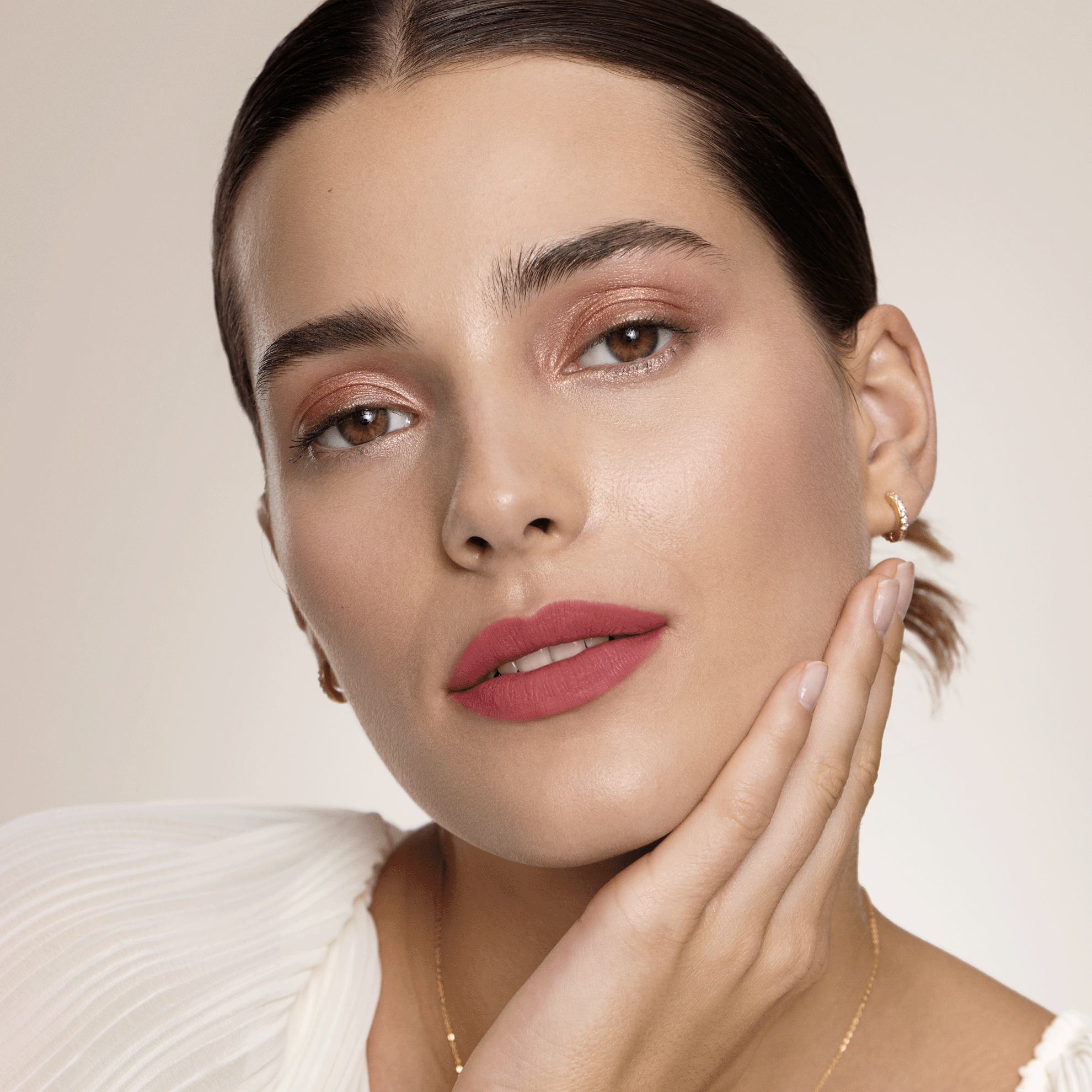 una mujer con la mano en la cara