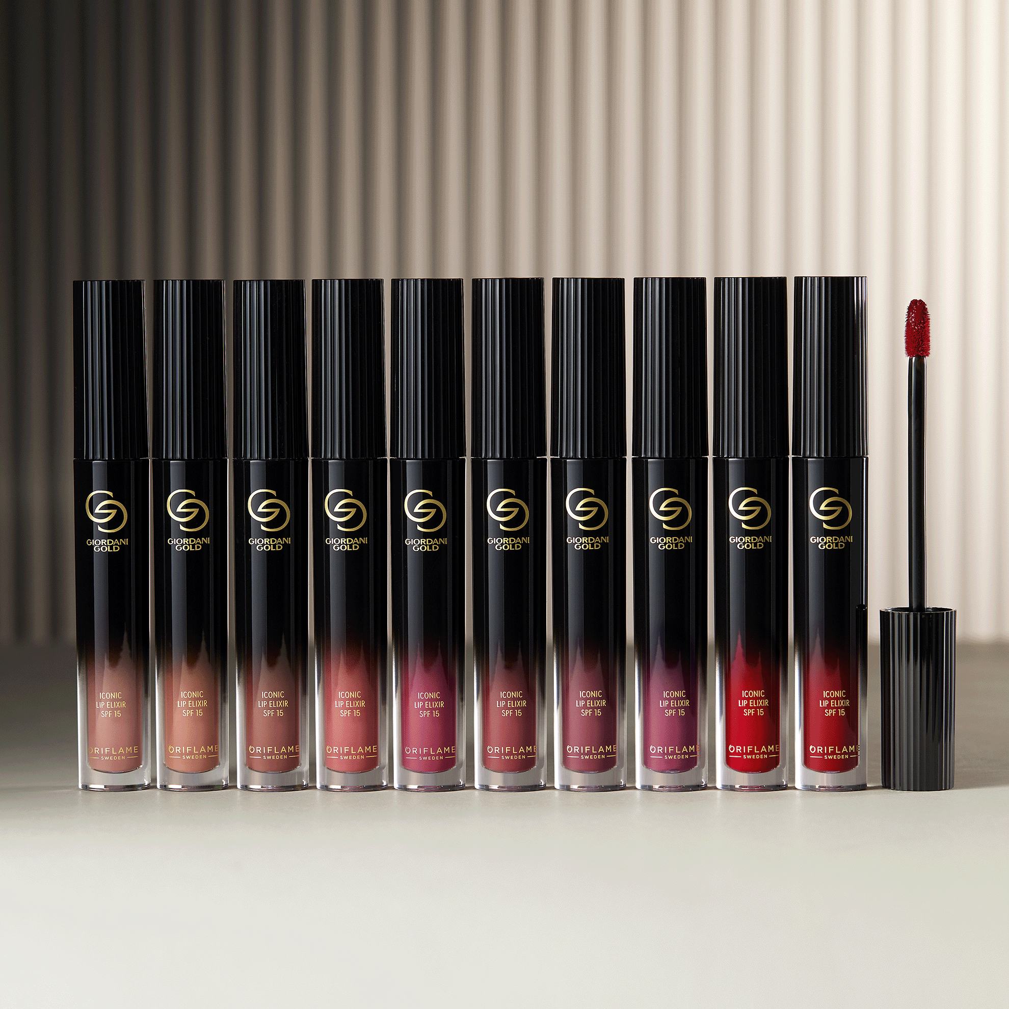 un grupo de brillos de labios