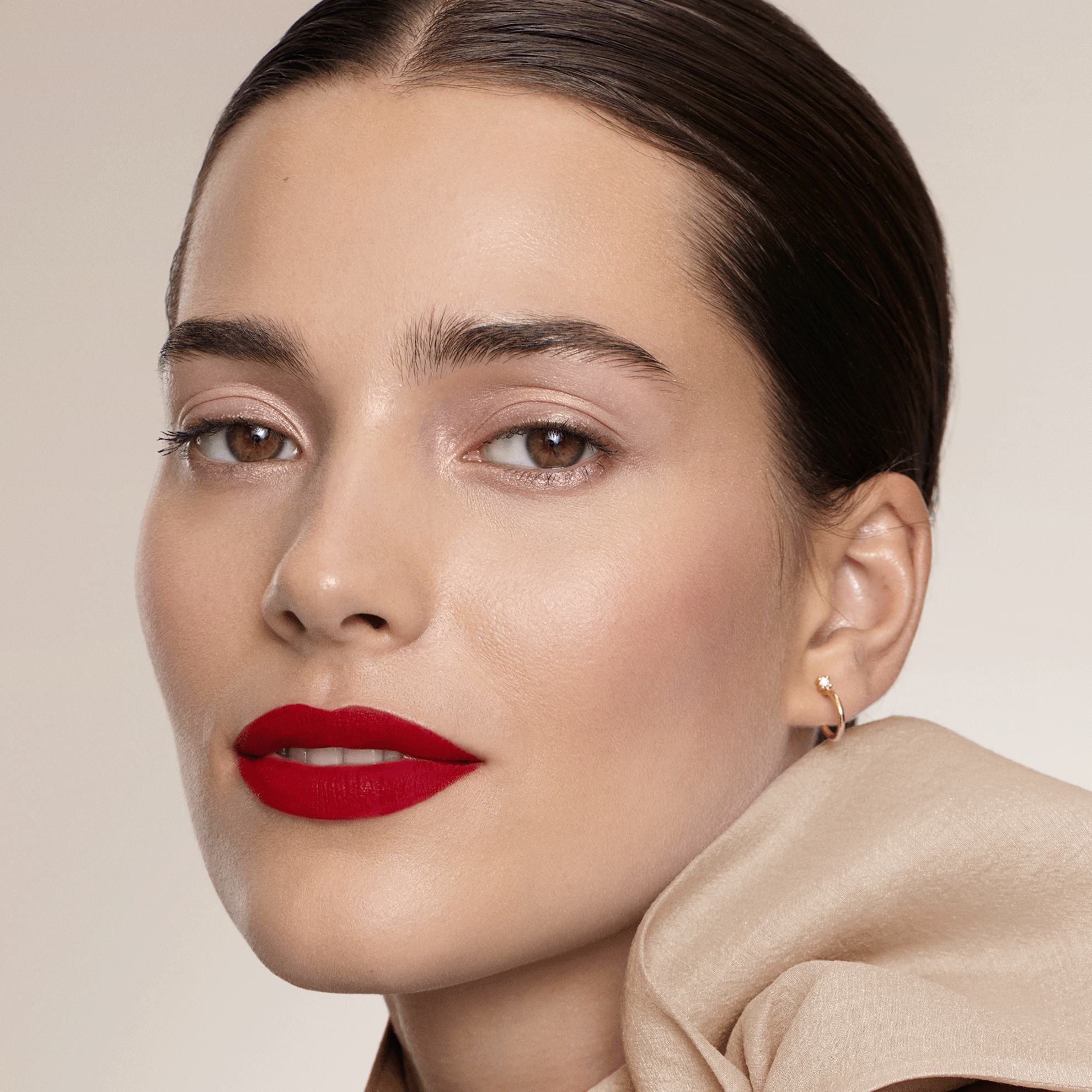 žena sa crvenim ružem