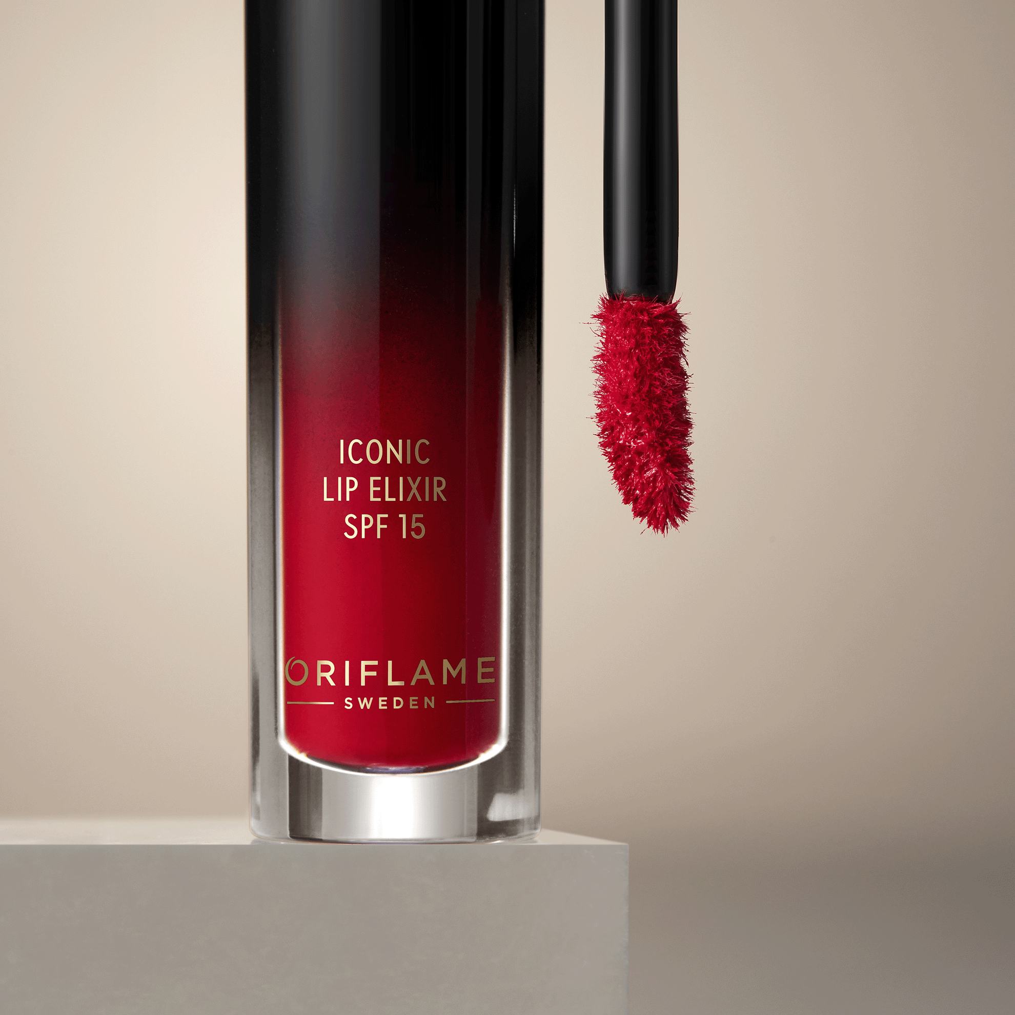 կարմիր շրթունքների էլիքսիր խոզանակով