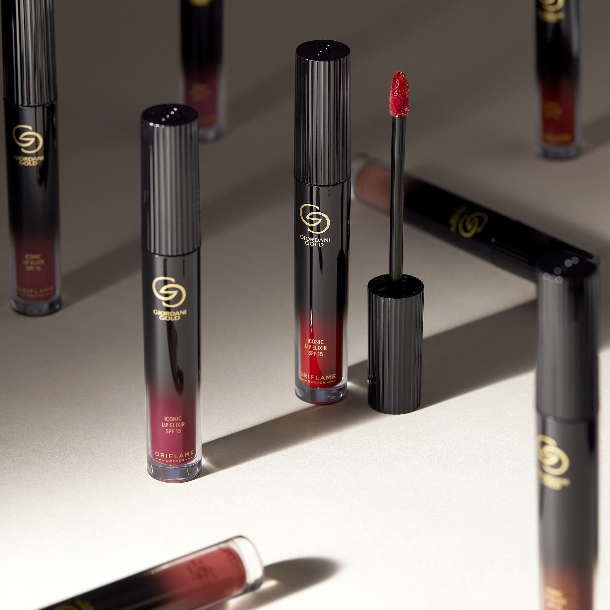 սպիտակ մակերեսի վրա կարմիր հեղուկով սև խողովակների խումբ