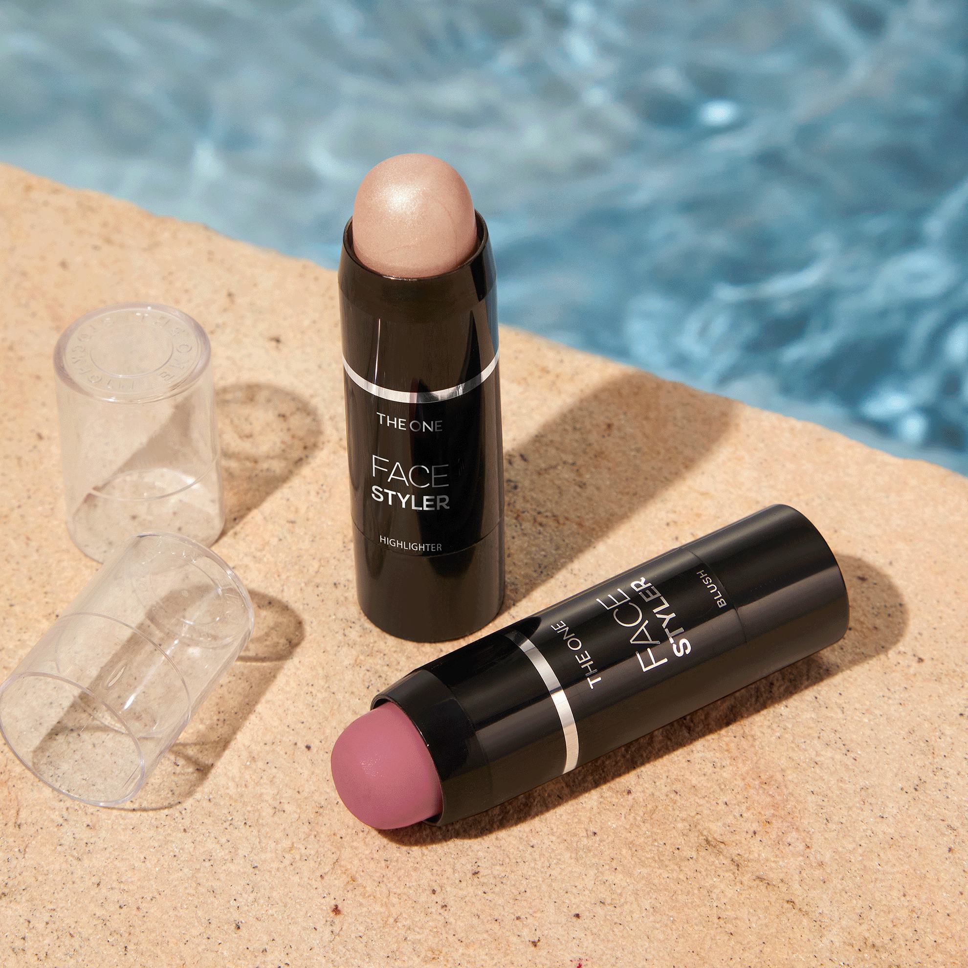 lūpu krāsu grupa pie baseina