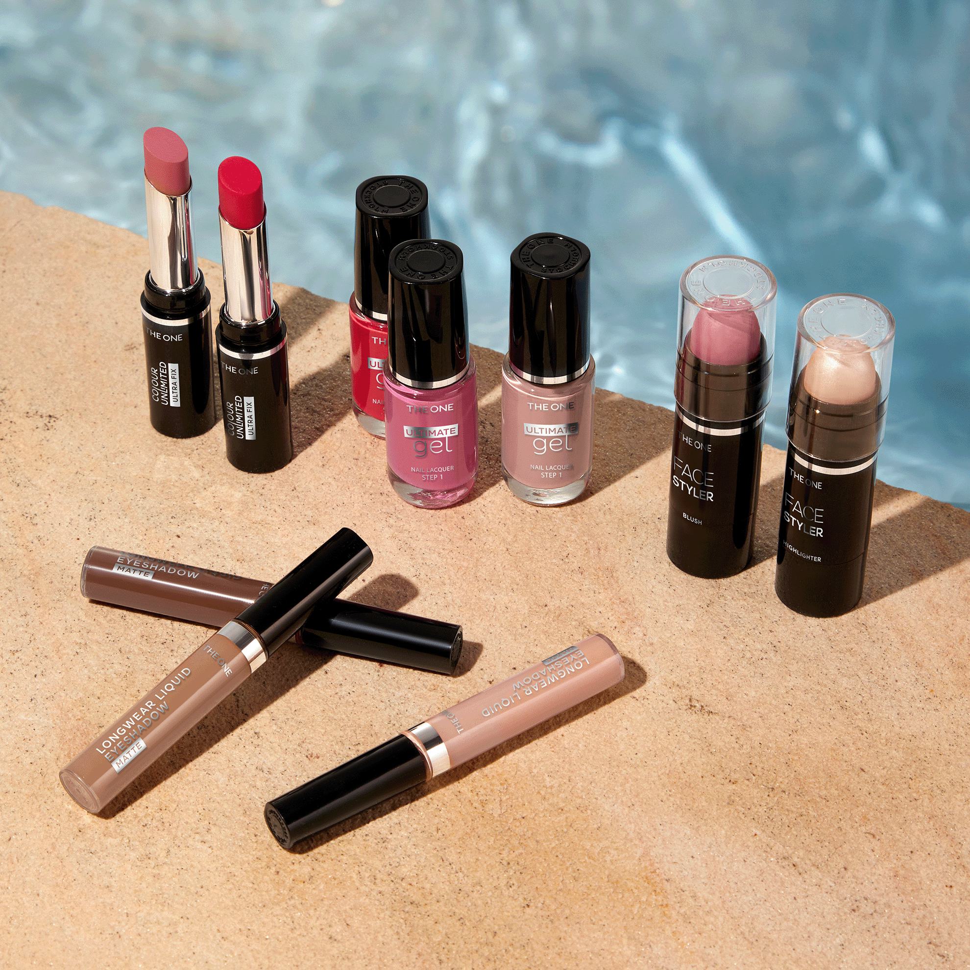 lūpu krāsu grupa pie baseina