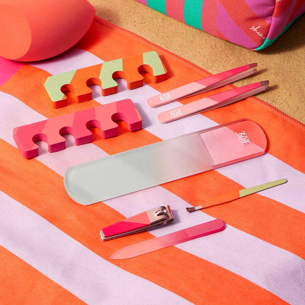 группа пилок для ногтей и губка на полотенце