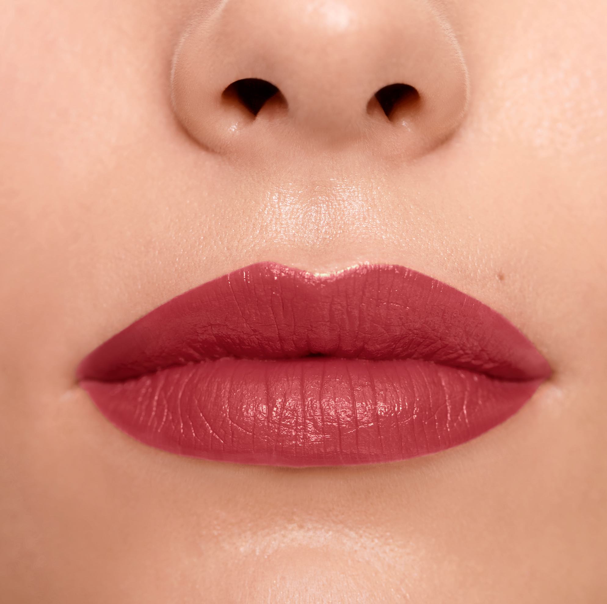 блиску до усните на жената