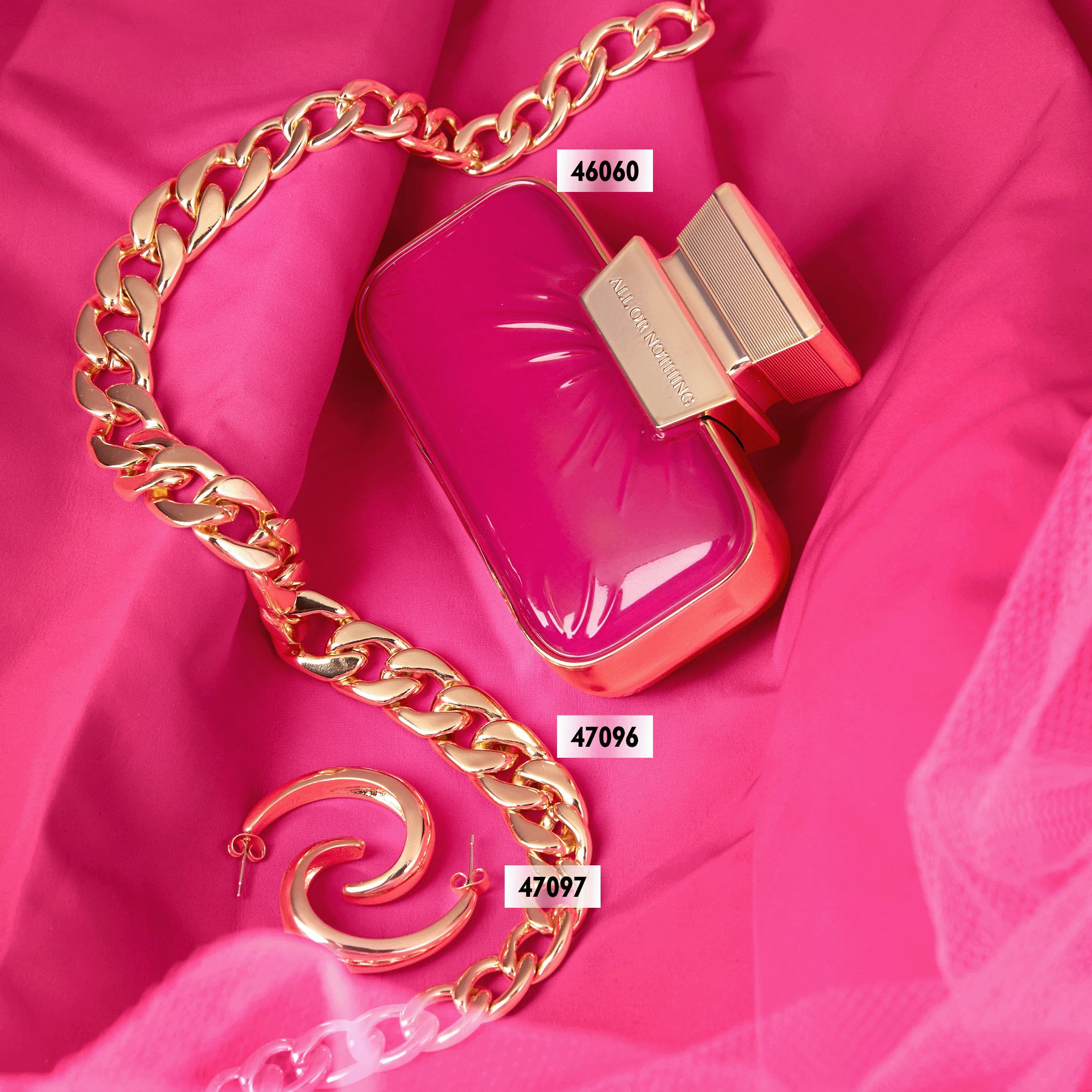 een roze tasje en een gouden ketting op een roze stof