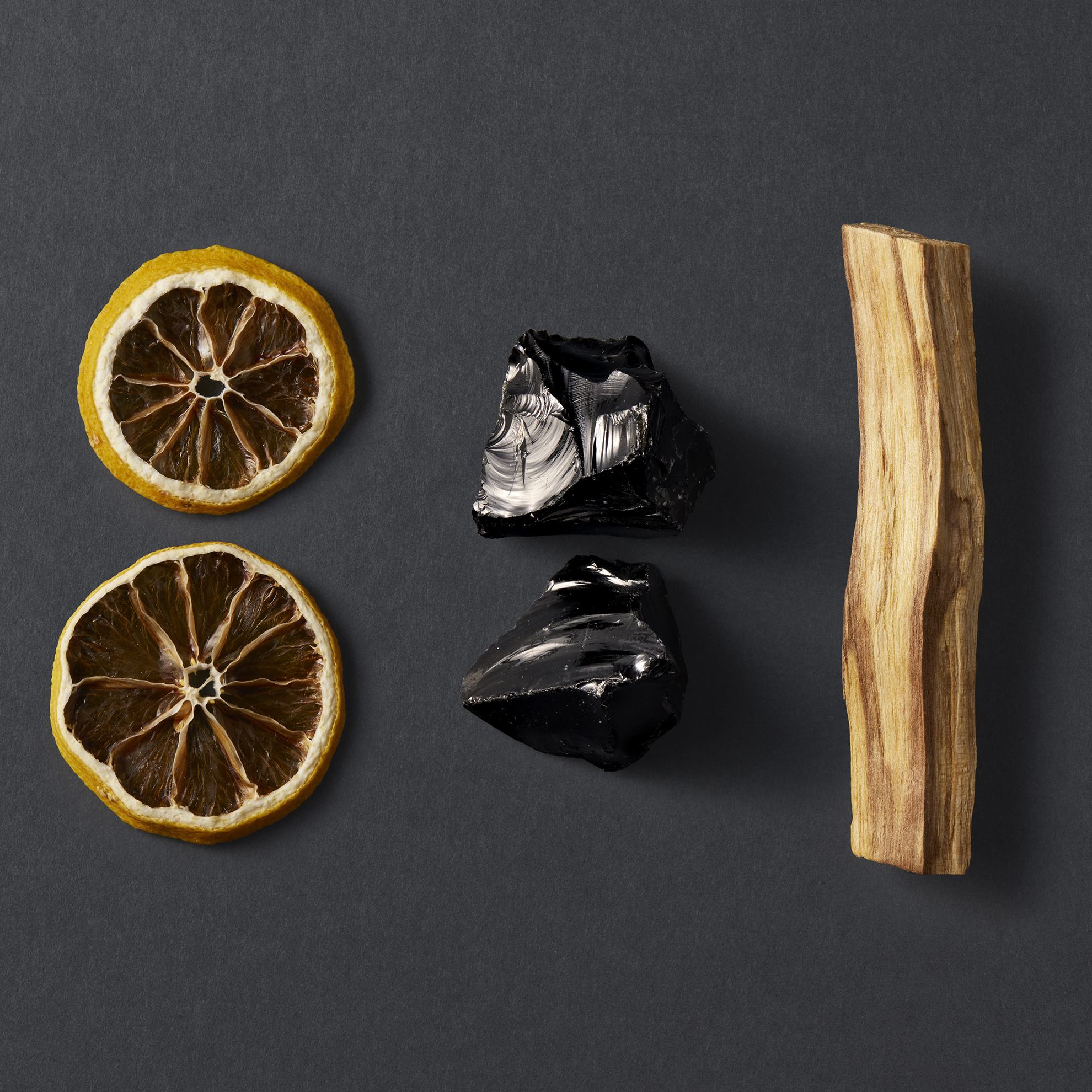 plátky citróna a kúsok dreva