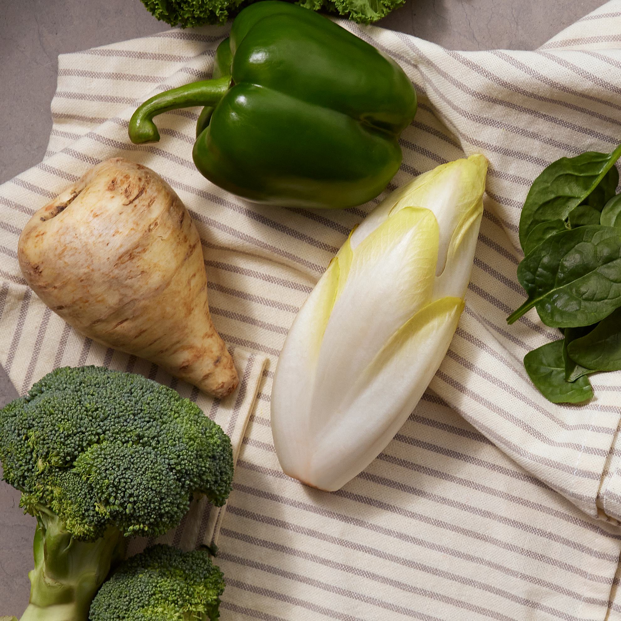 daržovių krūva ant rankšluosčio