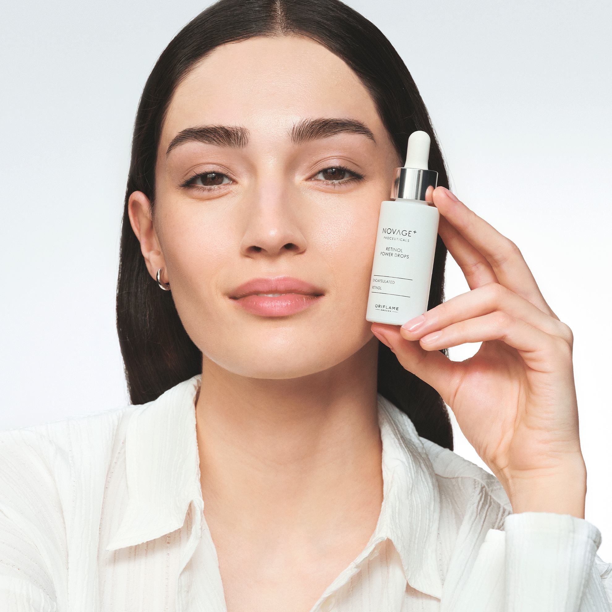 naine, kes hoiab käes valget pudelit