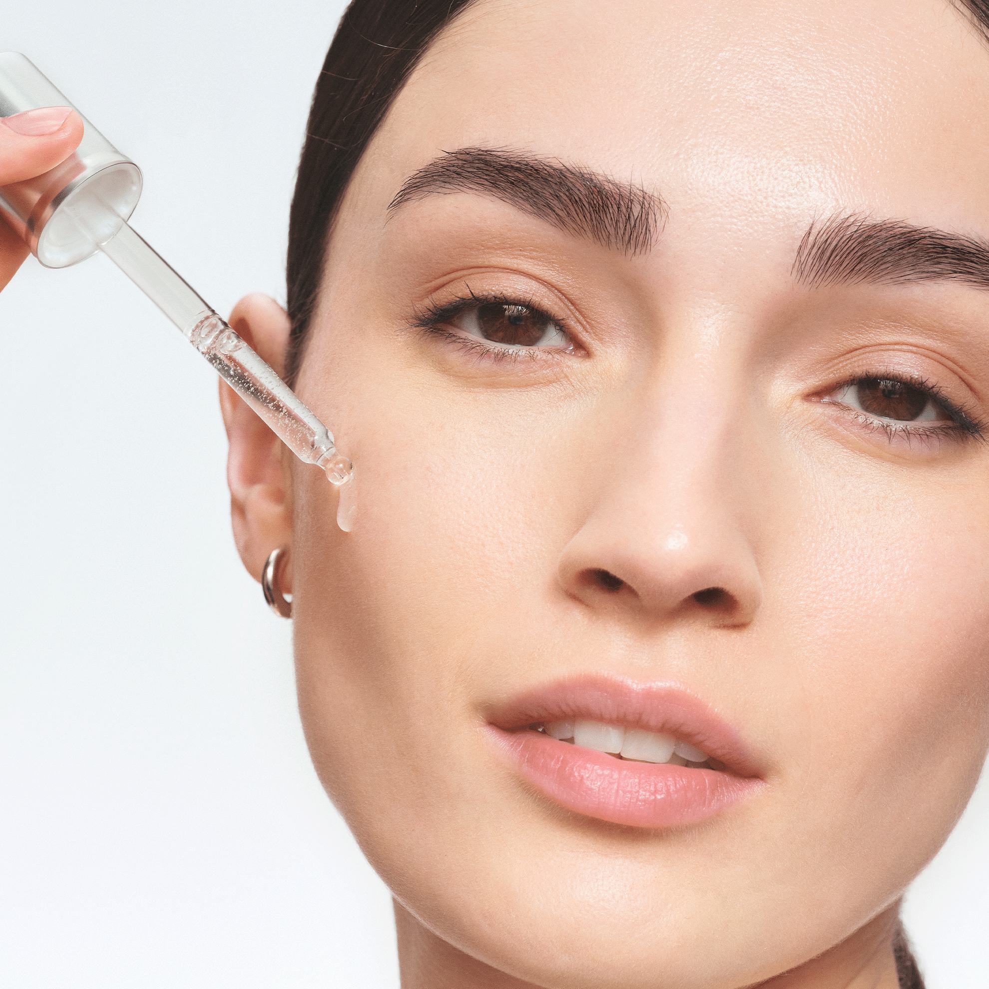 naine, kes kannab tilguti oma näole