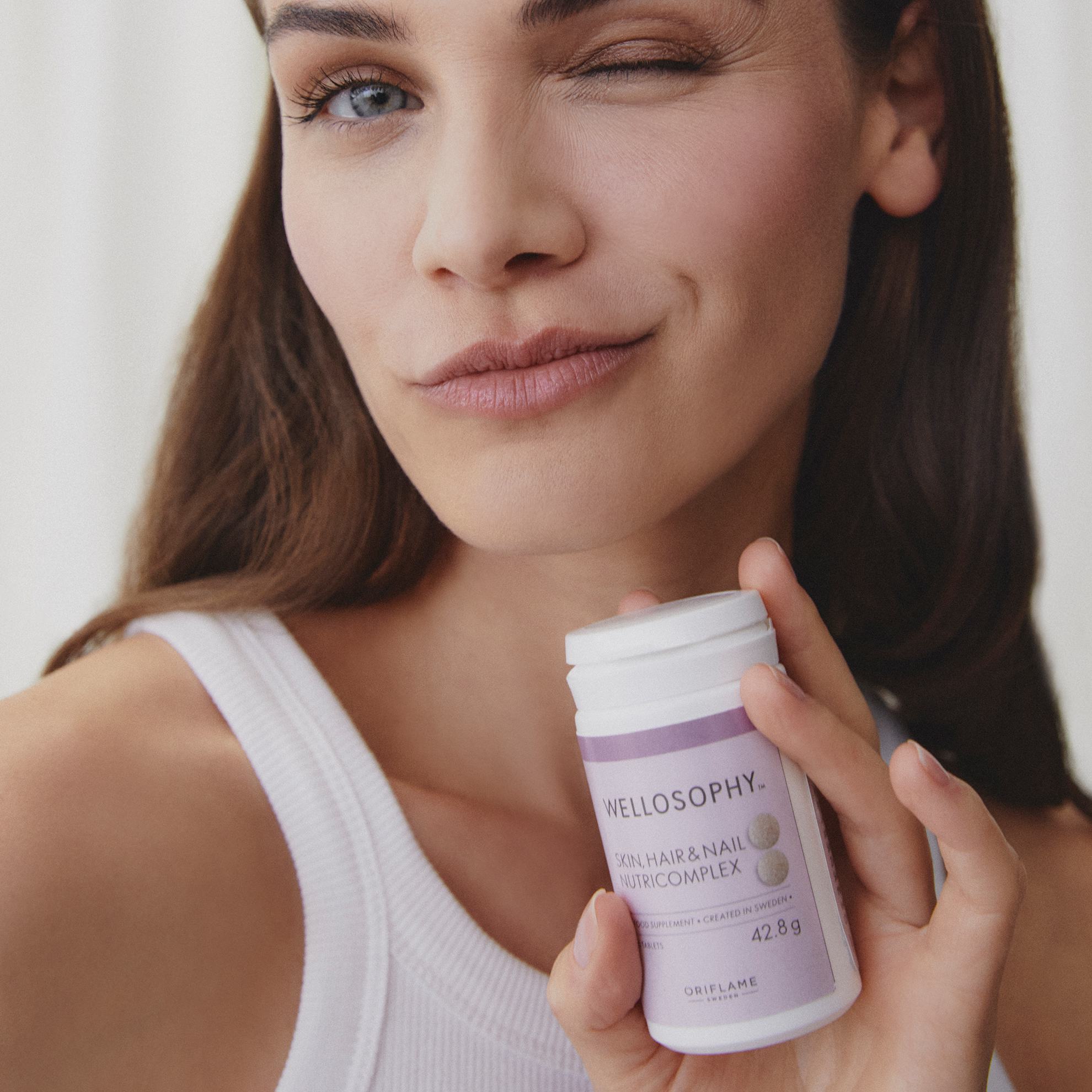 sieviete, kas tur rokās zāļu pudeli