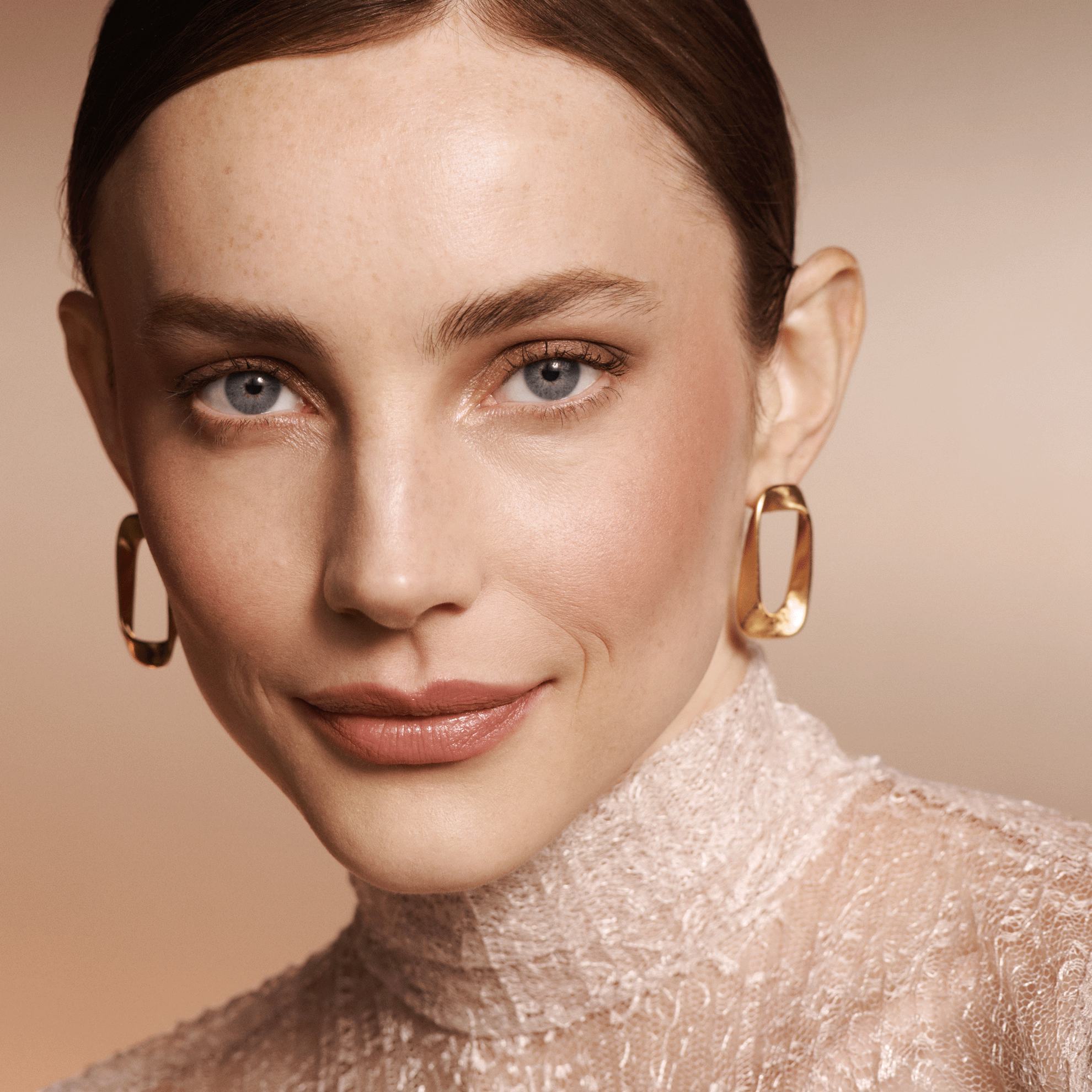 Una mujer con pendientes de oro