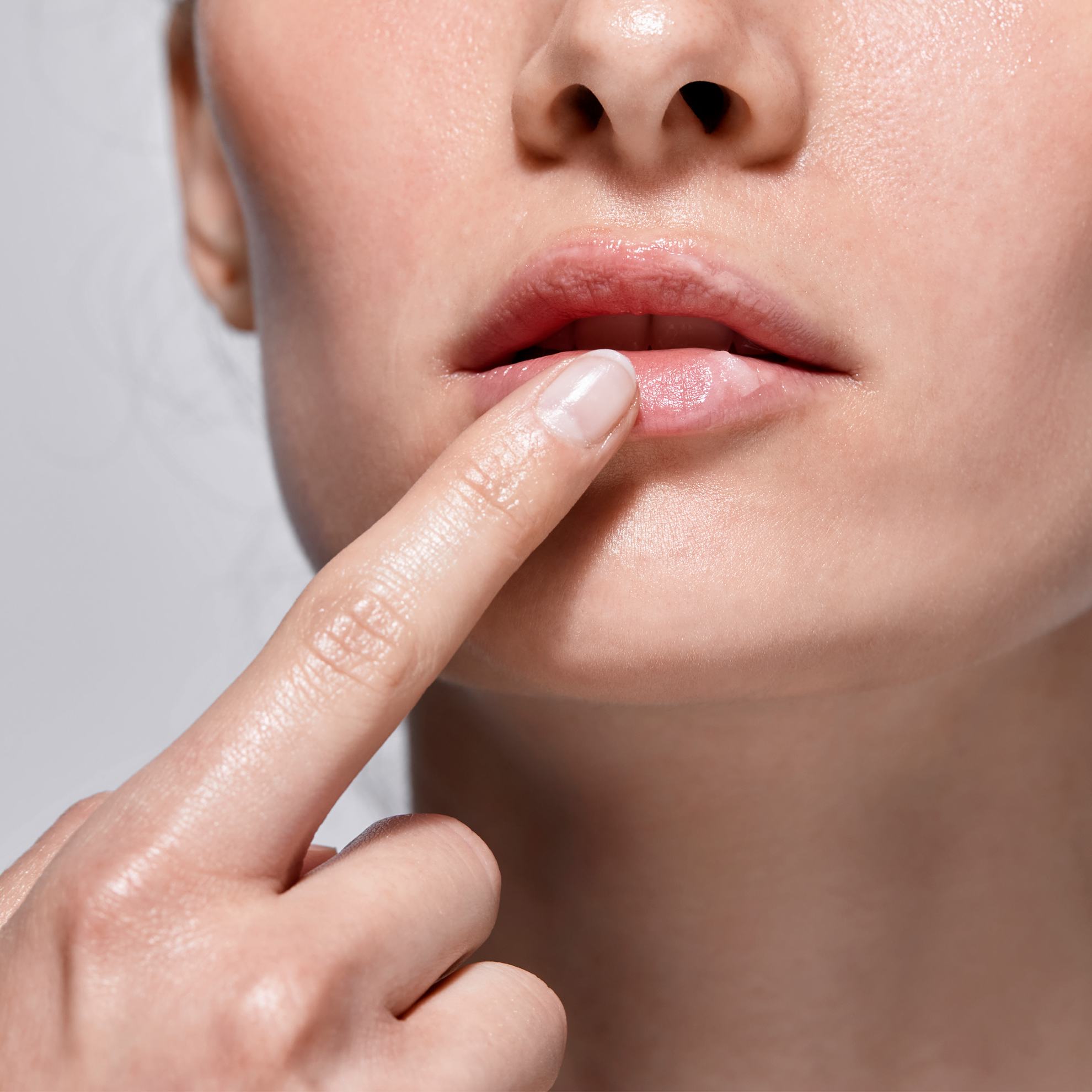 un prim-plan al buzelor unei femei