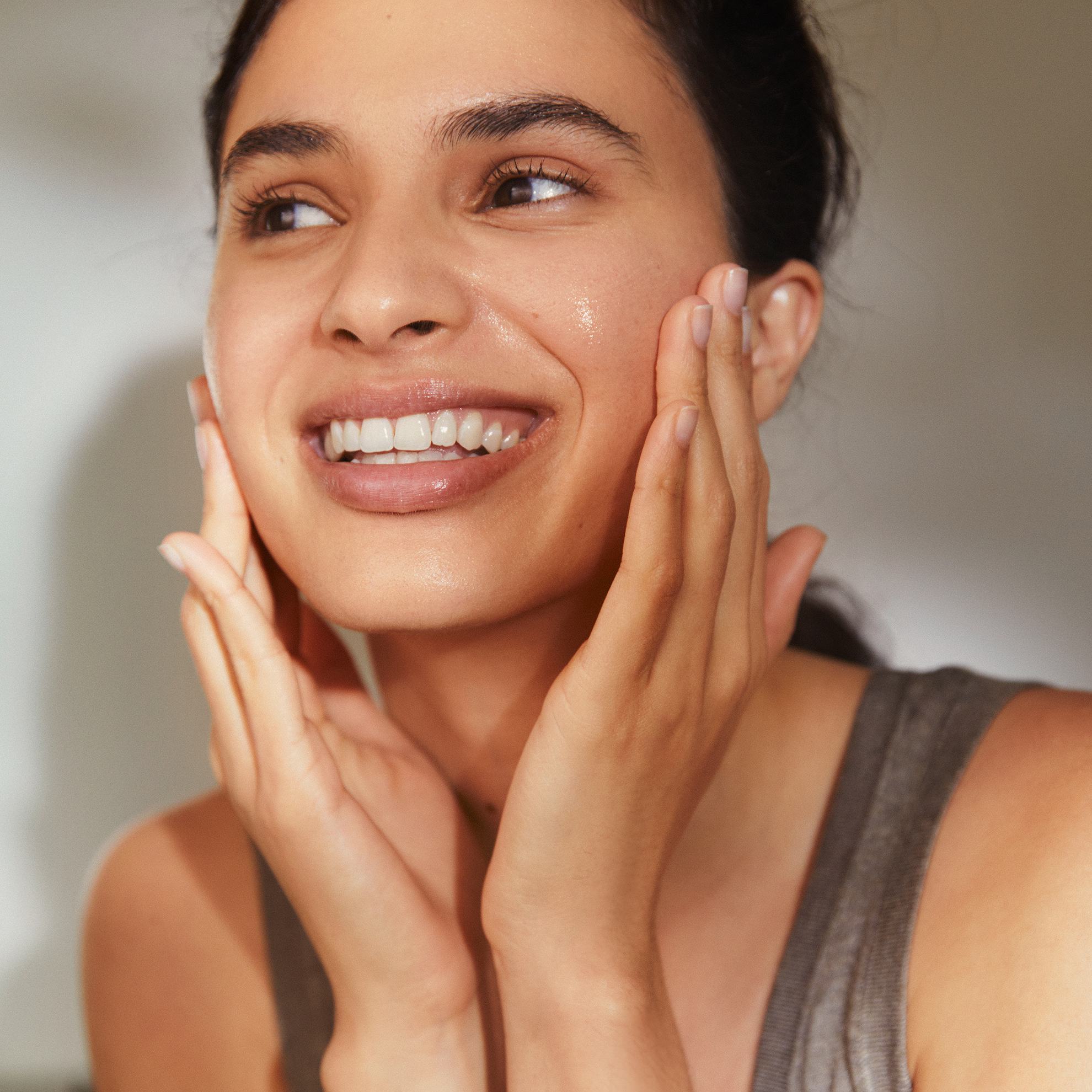 moteris, liečianti savo veidą