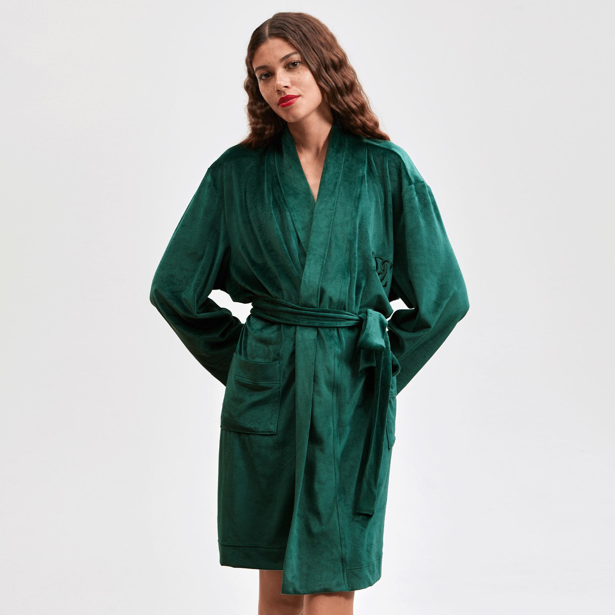 женщина в зеленом халате